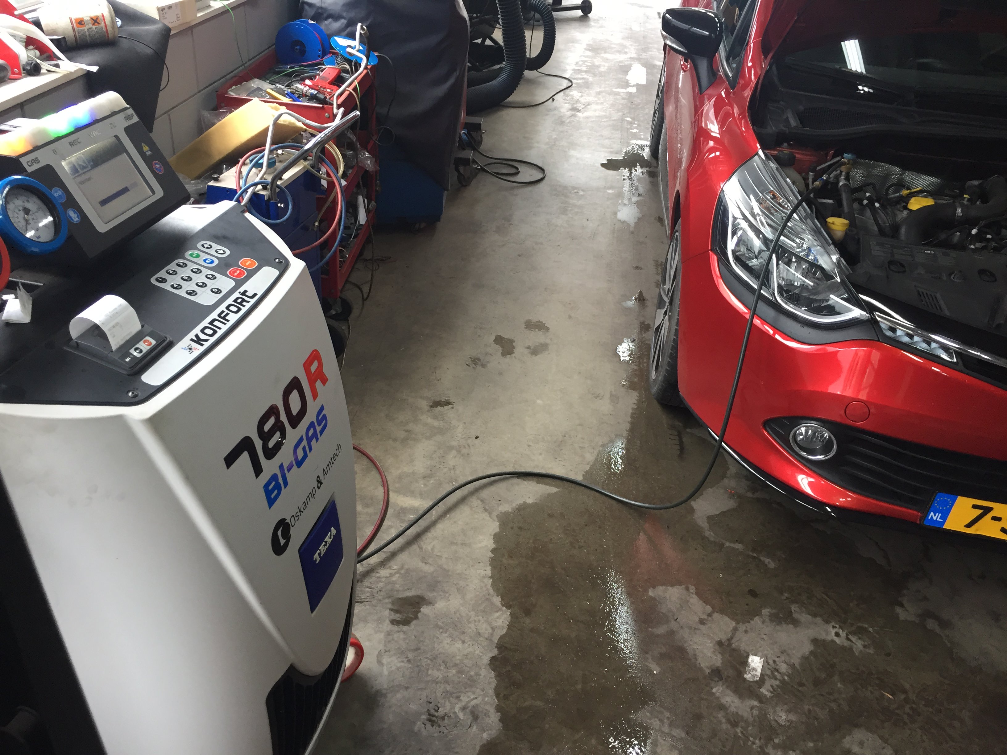 Staat er al een R1234yf-apparaat in je werkplaats? Of heb je een combi-apparaat dat zowel R1234yf als R134a kan servicen? Of wacht je liever met investeren in apparatuur? Deel je ervaringen met AMT en help zo mee aan een goed gevuld en relevant thema.