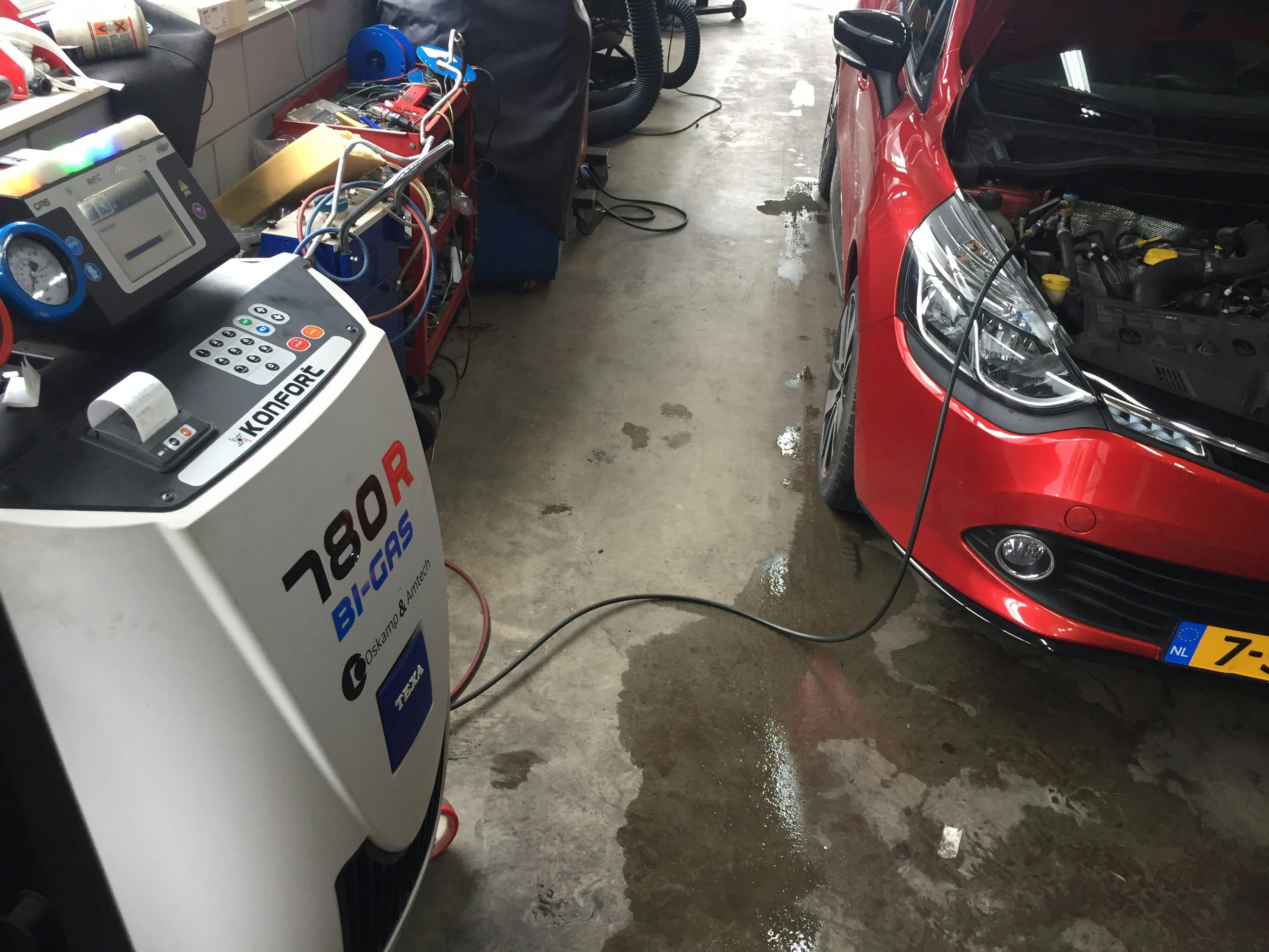 Staat er al een R1234yf-apparaat in je werkplaats? Of heb je een combi-apparaat dat zowel R1234yf als R134a kan servicen? Of wacht je liever met investeren in apparatuur? Deel je ervaringen met AMT en help zo mee aan een goed gevuld en relevant thema.