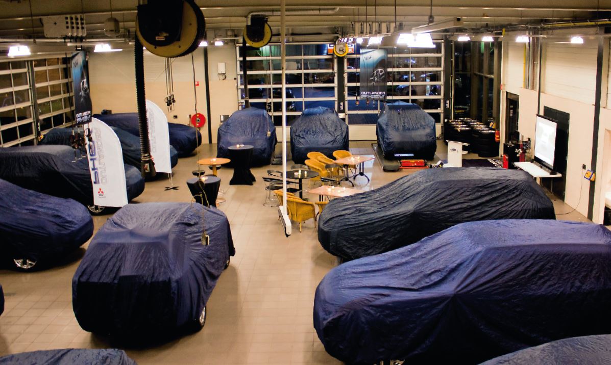 Maak van het afleveren een feestje! De Auto Avenue Tilburg hield in totaal twaalf PHEV-afleveravonden en leverde zo 180 Outlander PHEV’s in zes weken af.