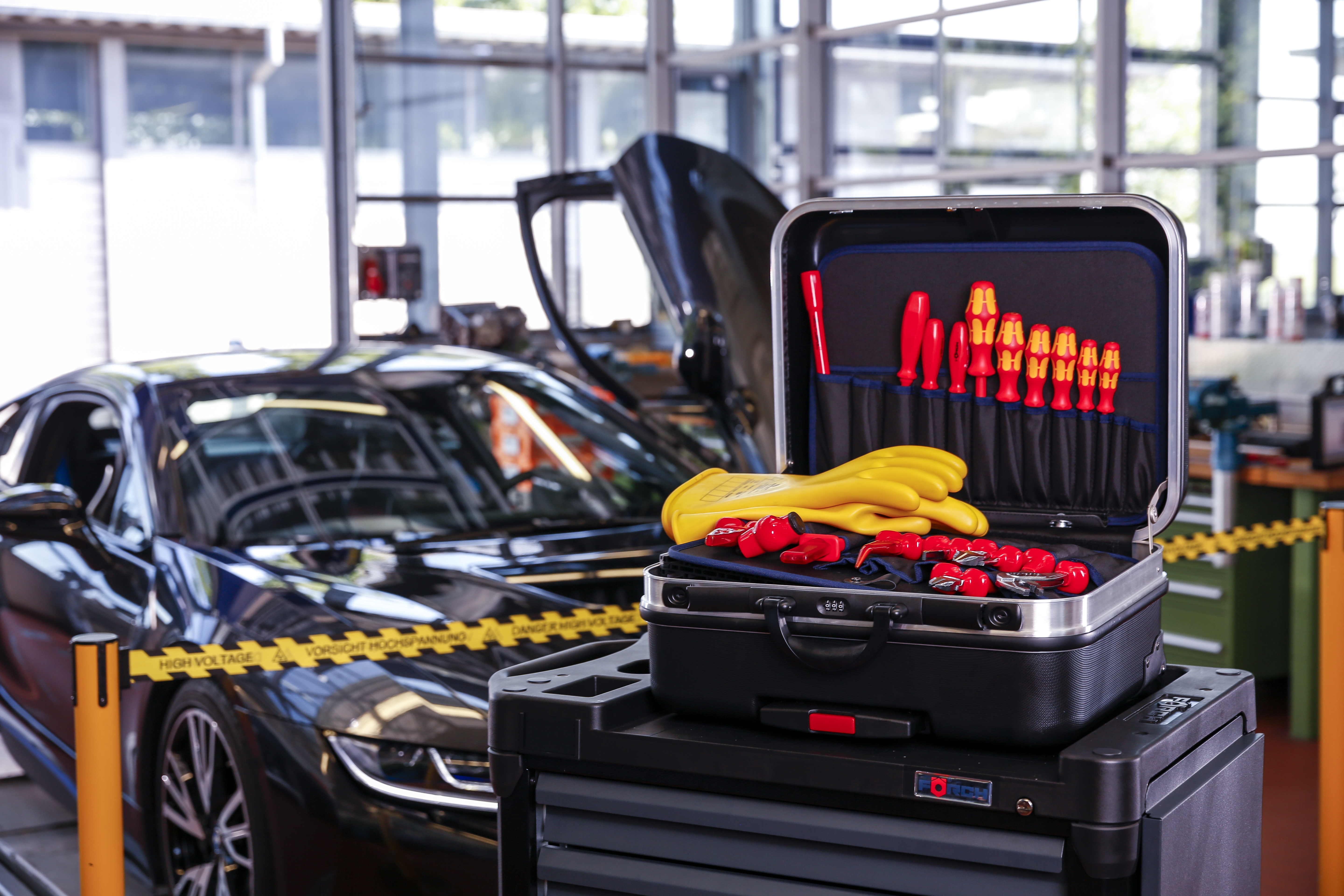 “VDE staat voor Verein Deutsche Elektriker”, zegt Förch. “Dit is een keurmerk voor alle gereedschappen die gebruikt worden bij hoge voltages tot 1.000 volt. Vooral het normale gereedschap is belangrijk. Denk aan dopsleutels met VDE-isolatie, of een striptang en je steeksleutel.”