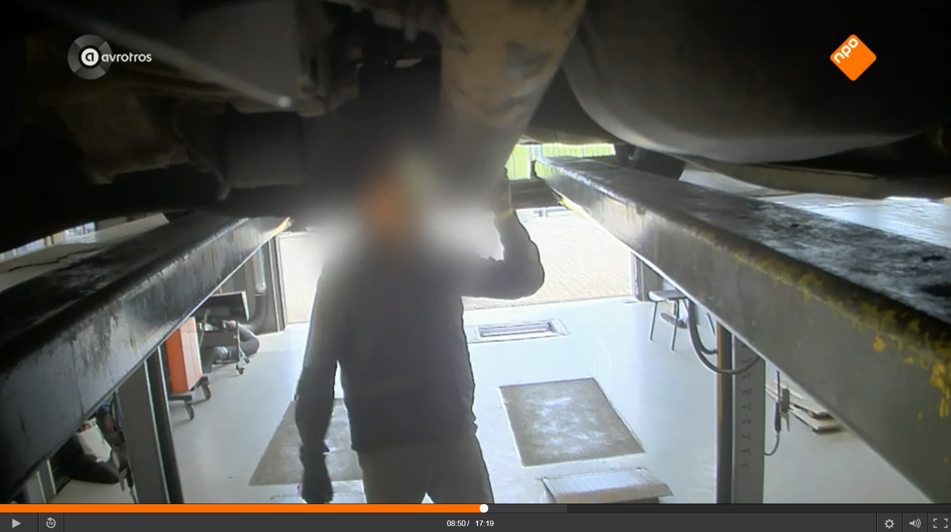 De keurmeester wazig in beeld en mét stemvervorming lijkt al snel ‘fout’. Stemmingmakerij? Ja, maar het stelt ook aan de kaak dat er wel eens 
gesjoemeld wordt met de APK. Wat kunnen we daaraan doen?