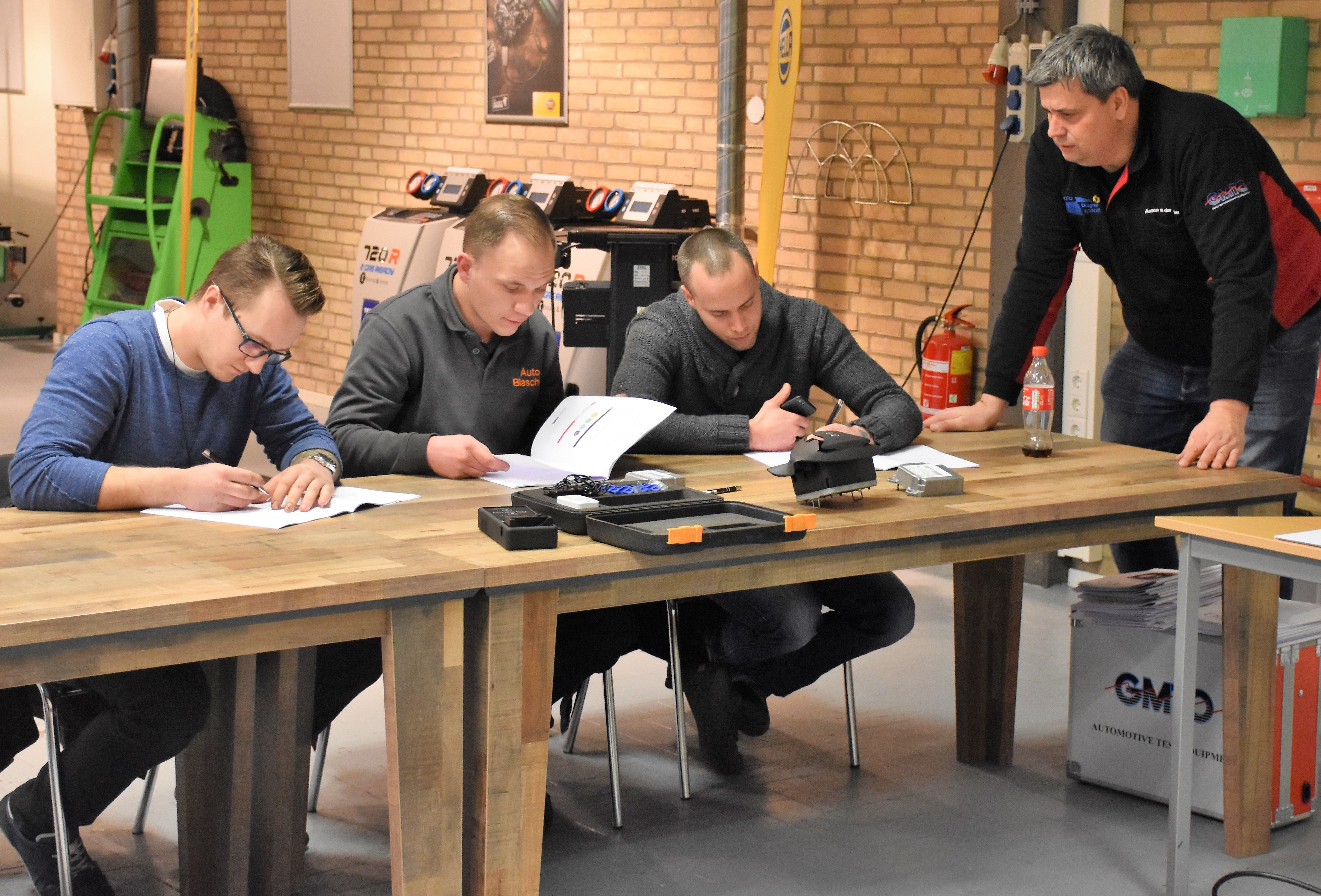 Ben je aangesloten bij Tech360? Dan is de kans groot dat je één van de trainingen van Anton van der Linden hebt bijgewoond. Tijdens deze praktijktraining komt niet alleen Hybride/EV aan bod, maar worden ook onderwerpen als storingen aan diesel- en directe benzine-injectiesystemen, Pass-thru en airco behandeld. 