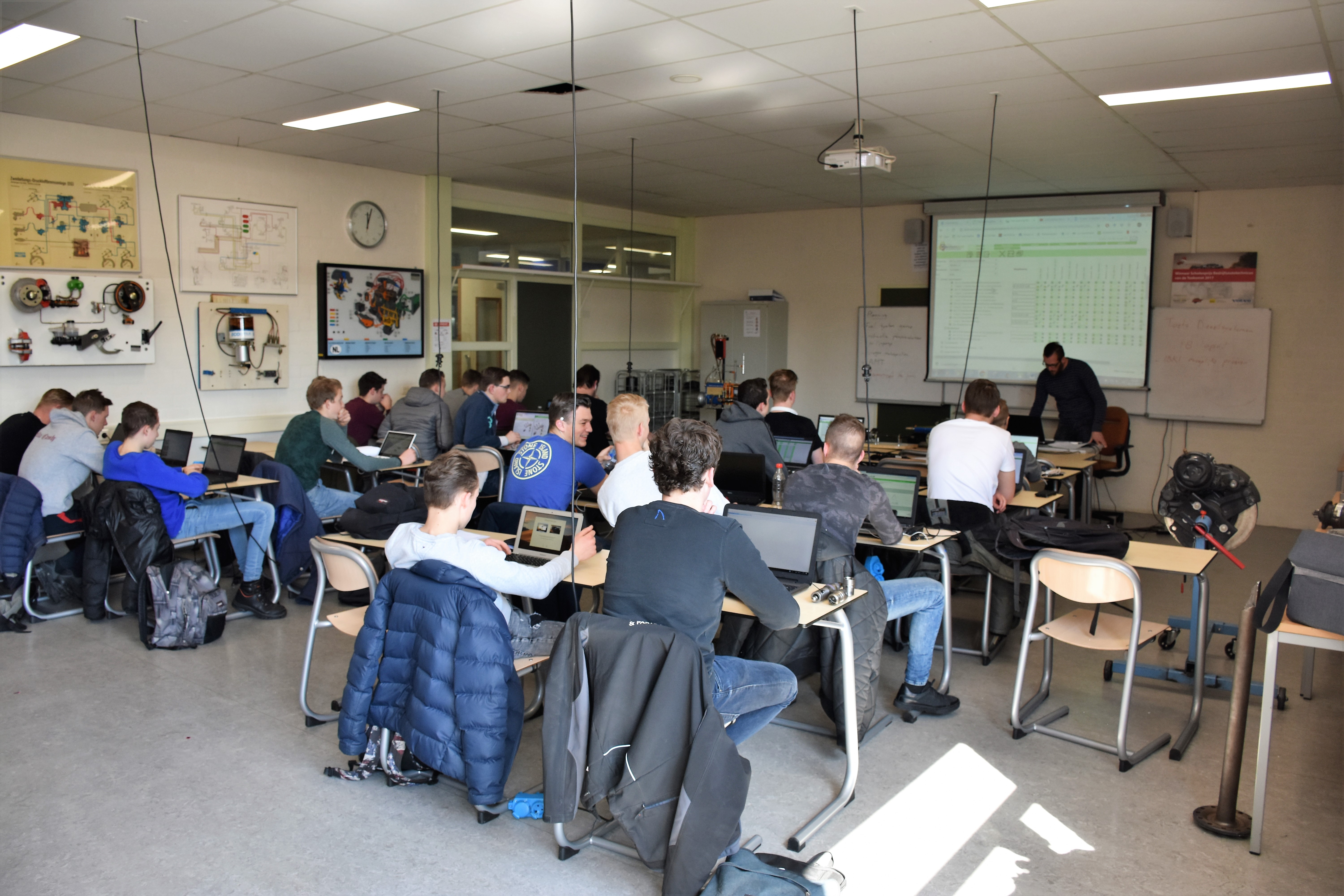 Zelfs de theorielokalen ademen techniek op het Willem l College. Hier worden techneuten van de toekomst klaargestoomd voor het vak.