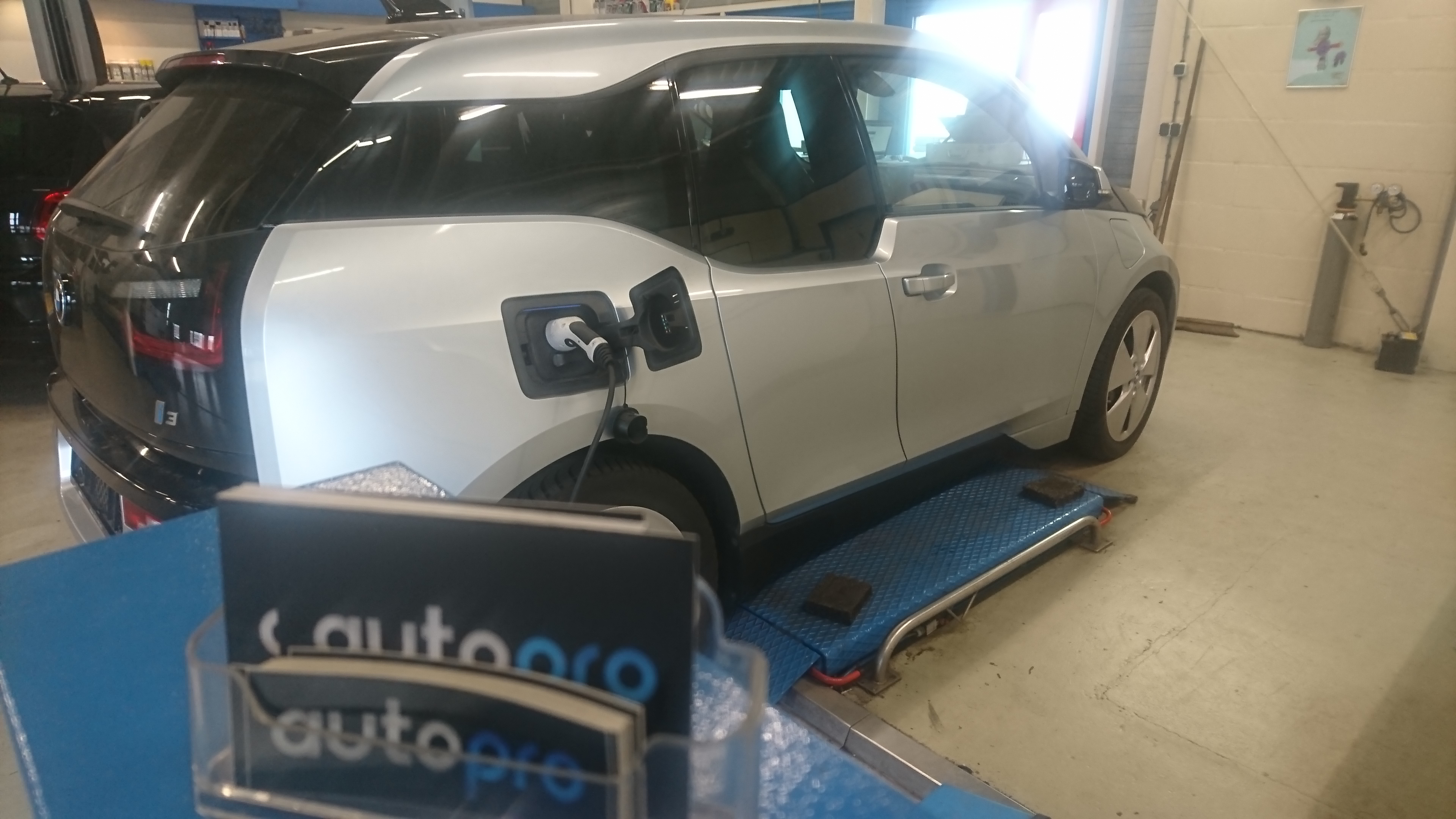 Een EV  met storing is geen alledaagse kost in de werkplaats. Leerzame uitdaging voor diagnose specialist Bjorn Scholten.