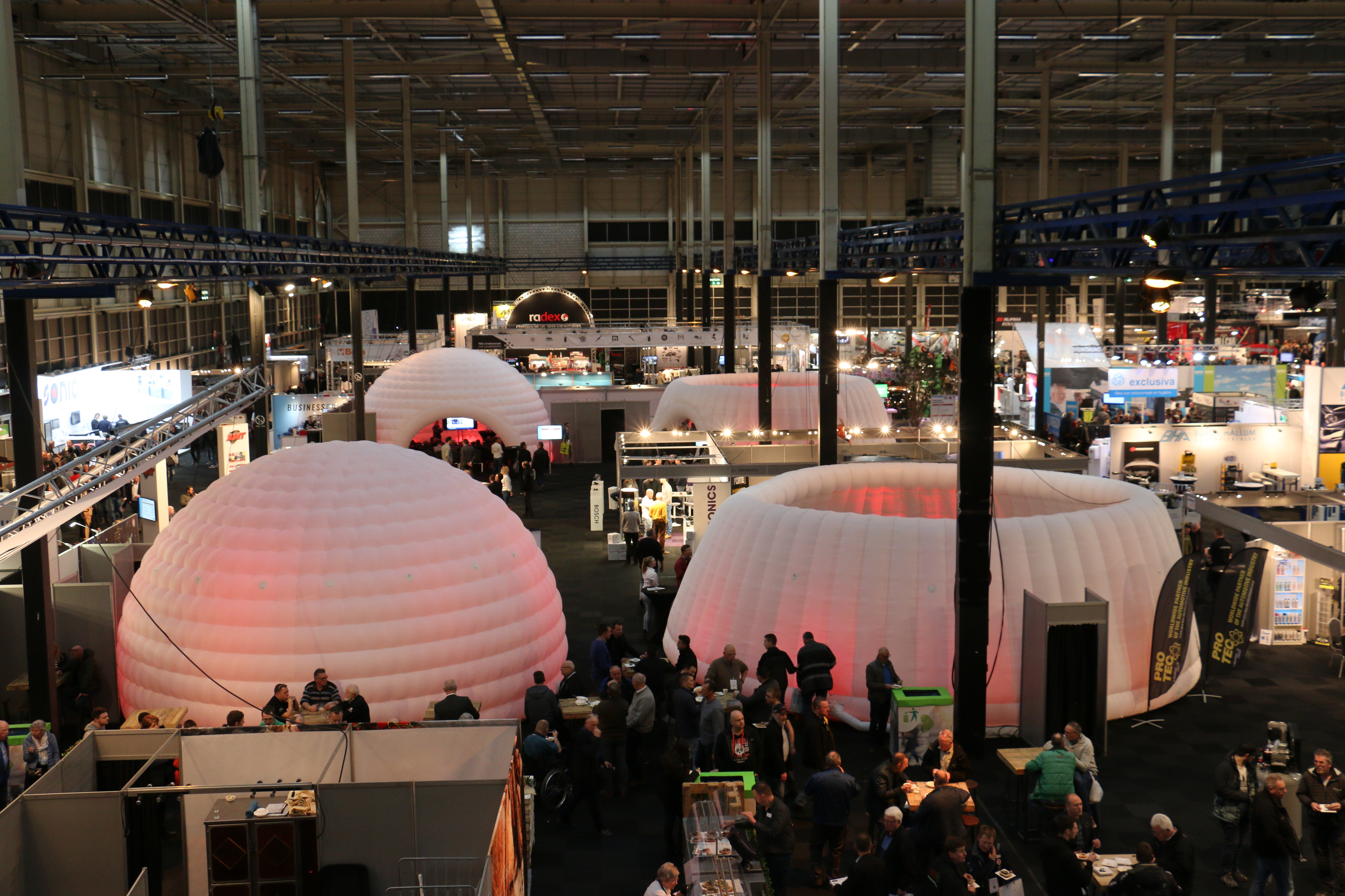 De kennissessies op Auto Prof - AMT Live zijn populair, de domes op het AMT-plein puilden de vorige edities uit met bezoekers. Ook een kennissessie verzorgen? Wees er snel bij, er zijn nog maar enkele plekken beschikbaar.