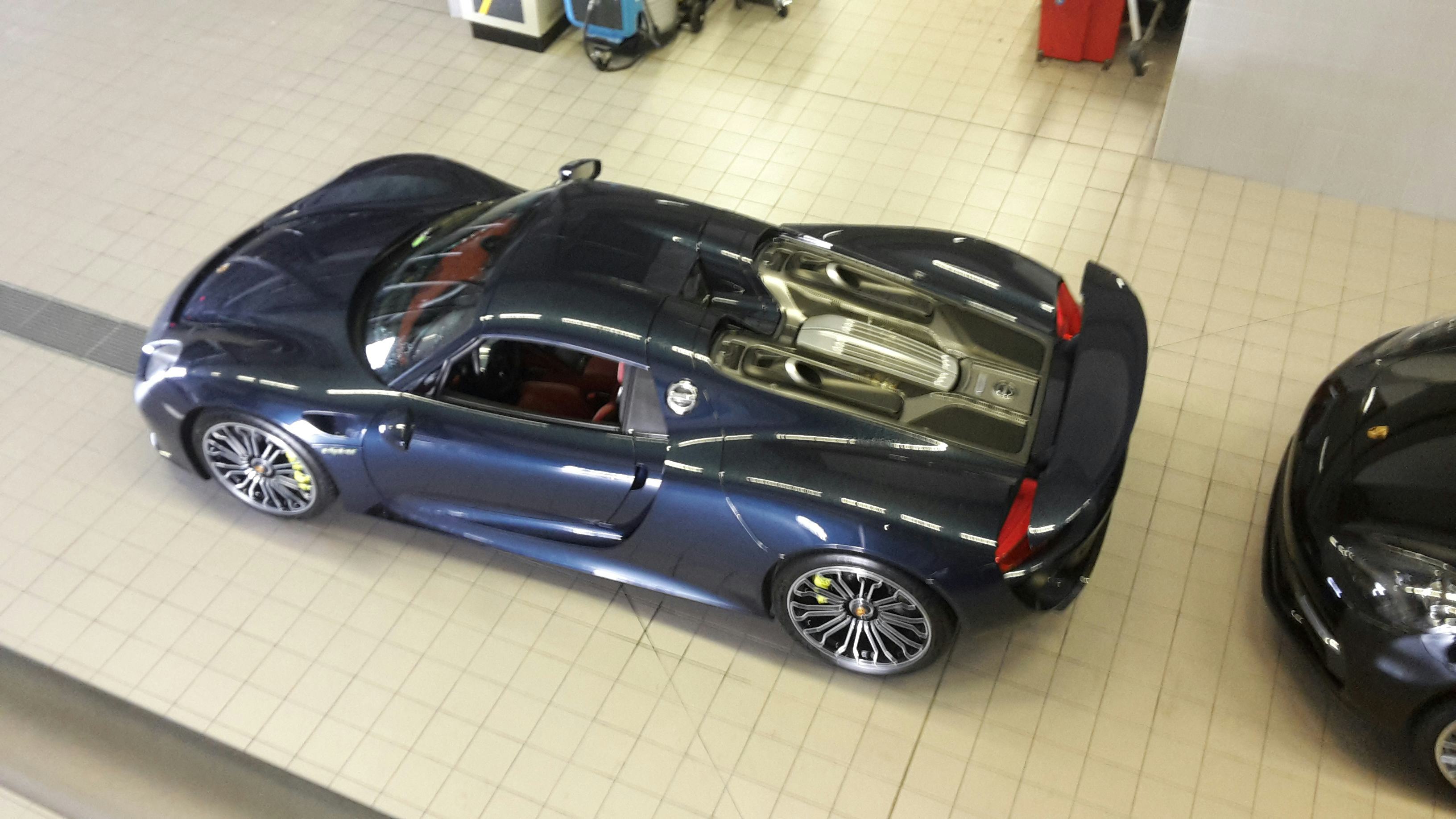 Ludo Nachtegaal moet eerst nog even examen doen voordat hij het hoogvoltsysteem van zo’n Porsche 918 mag in- en uitschakelen en aan het systeem mag meten.