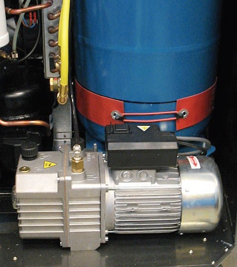 Belangrijke onderdelen in het aircoserviceapparaat voor goed vacumeren: “Genormeerde vochtigheidsfilters en een vacuümpomp met de juiste capaciteit.” (Foto: Dometic)