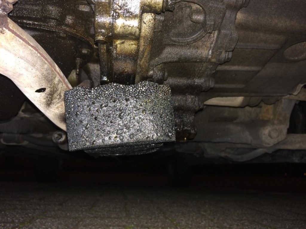 Je kunt zo’n lekkage natuurlijk repareren. Dat is beter voor de klant, beter voor het milieu en beter voor het autobedrijf. Kies je niet voor beter, dan kan dit ook.