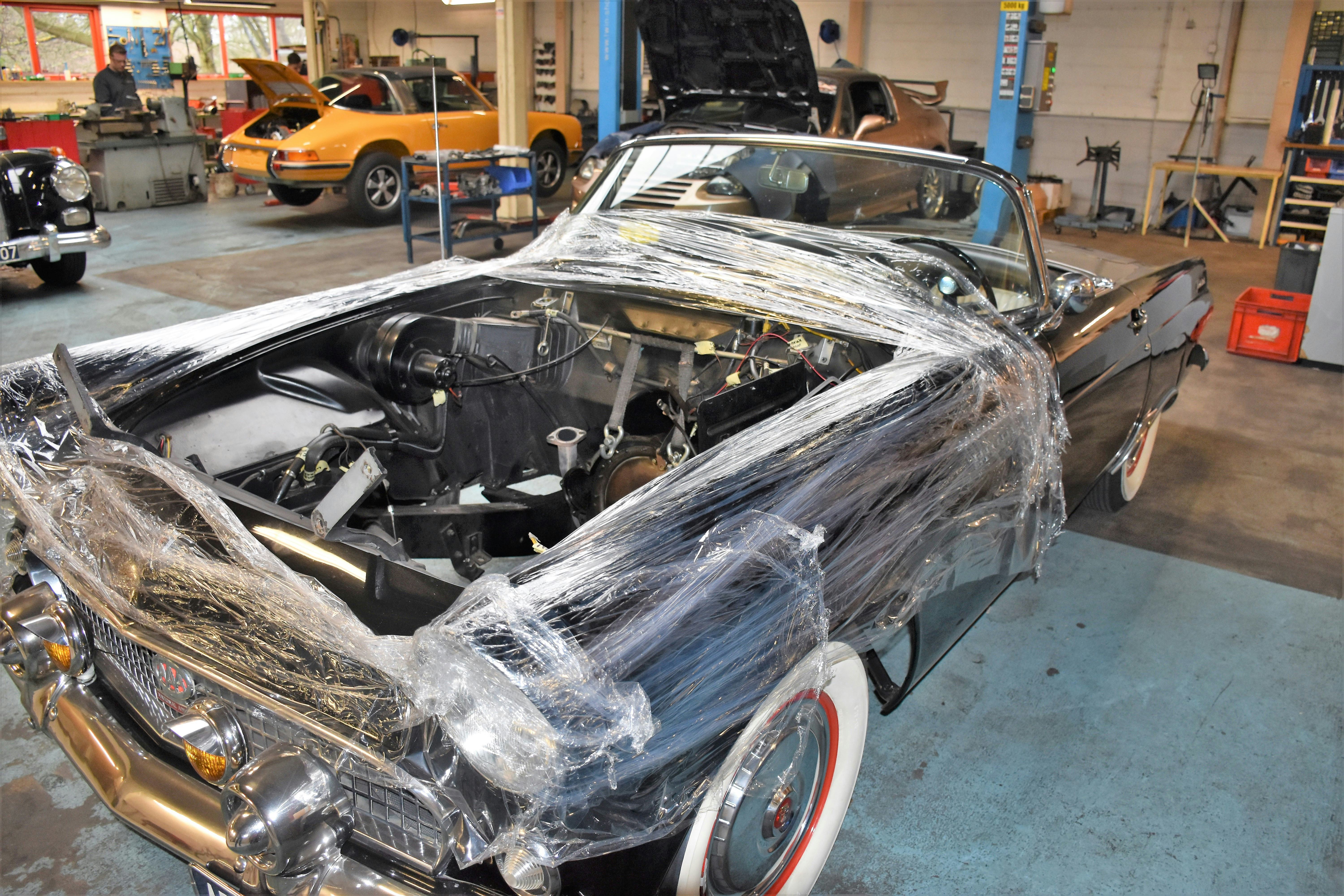 Er is heel veel Mercedes- en Porsche-kennis in huis, maar het werkaanbod gaat verder dan dat. Van motorrevisie van een klassieke Ford Thunderbird en NSU Prinz tot benzine-injectiepompverstuivers van oude takelwagentjes tot het vlakken van een BMW M50-kop.