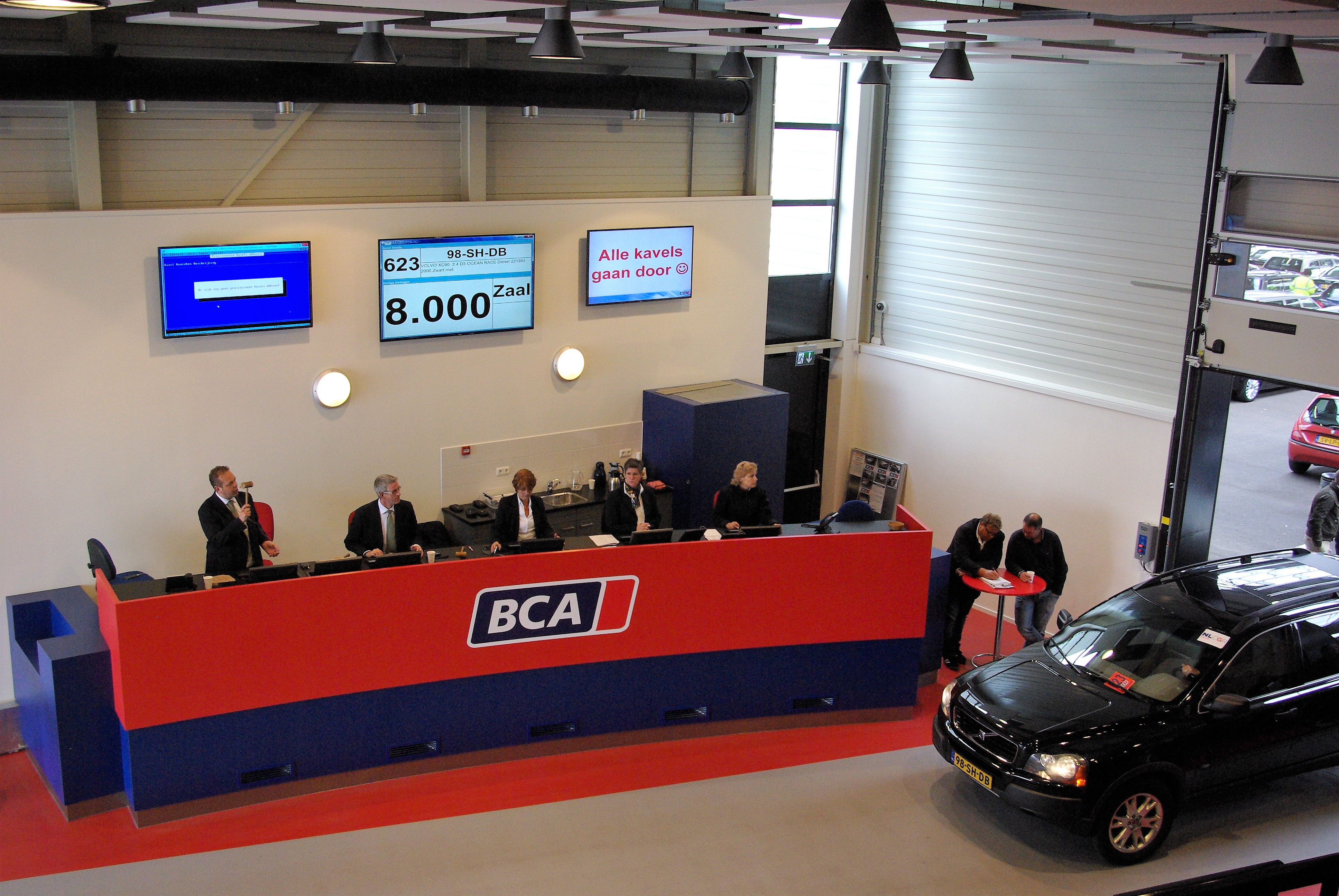 Eén voor één rijden de voertuigen de veilinghal binnen. De ervaren veilingmeester hamert ze snel en vakkundig af. Voor elk voertuig wordt een koper gevonden!