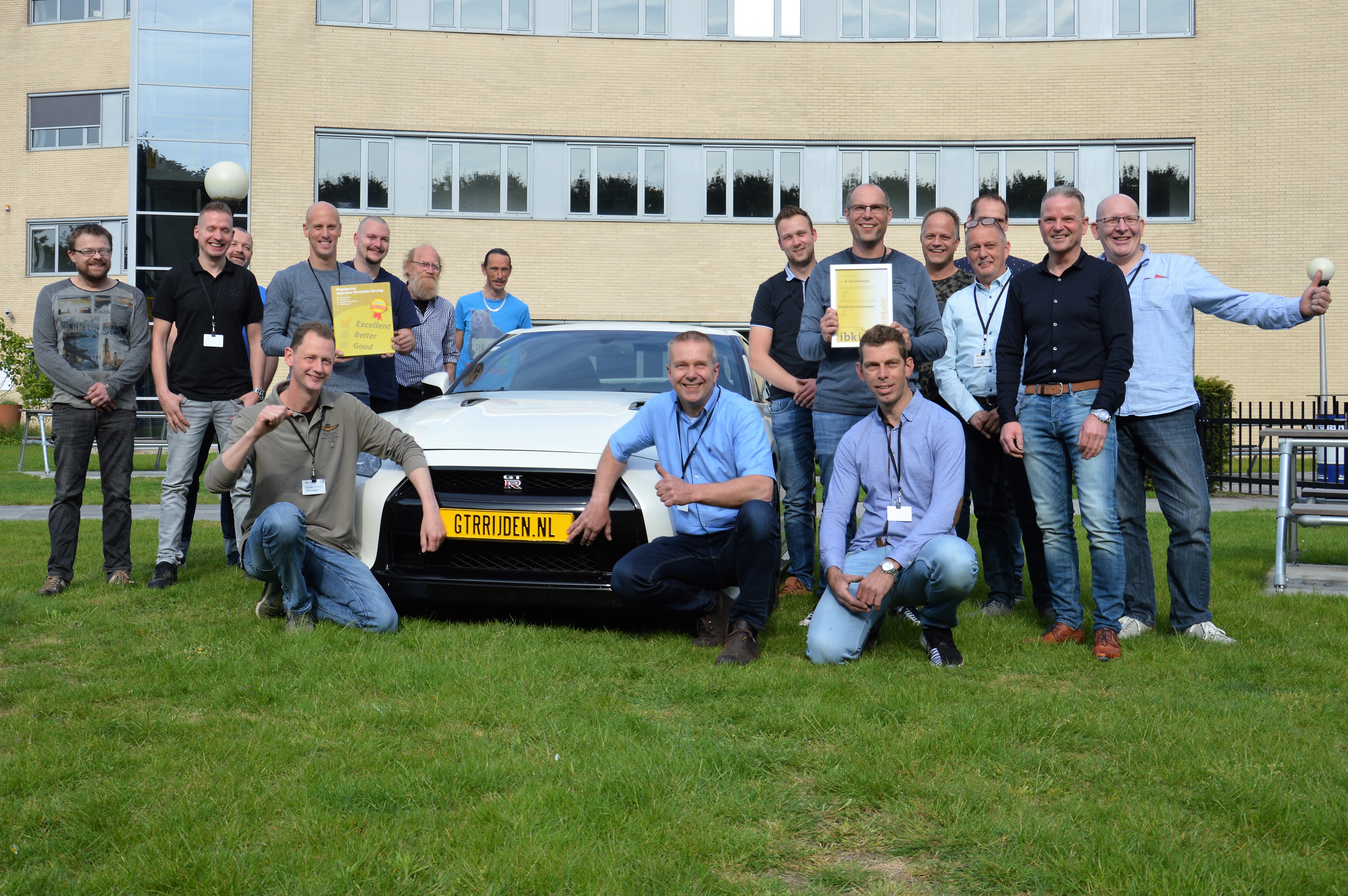 100 % score op het examen APK-bevoegdheidsverlenging, dat is reden voor een feestje.