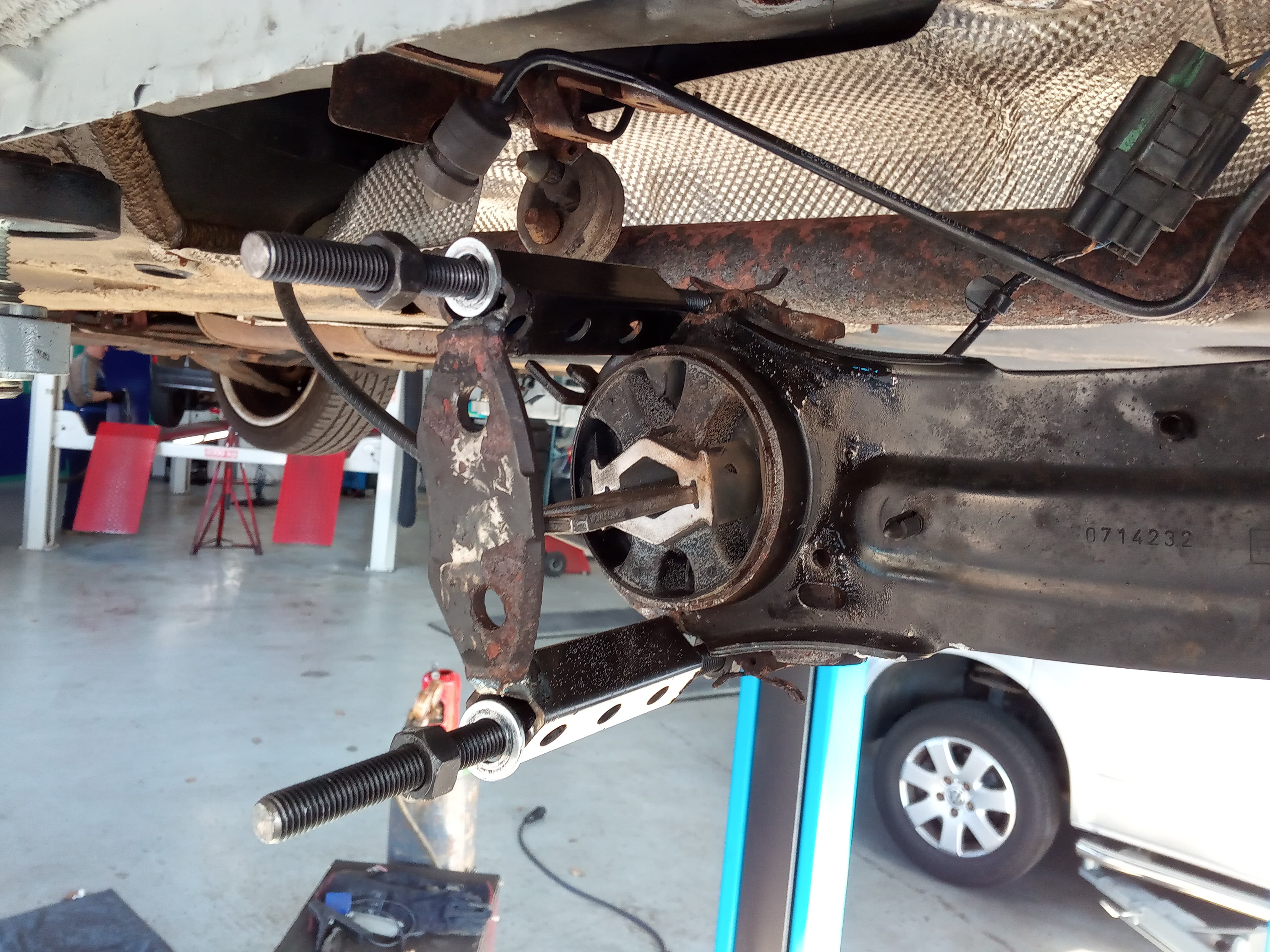 HP Autoservice heeft gereedschap bedacht om de achterste draagarmrubbers van een Ford Mondeo makkelijker te monteren. "Zo hoeft niet de hele achteras er onderuit." 