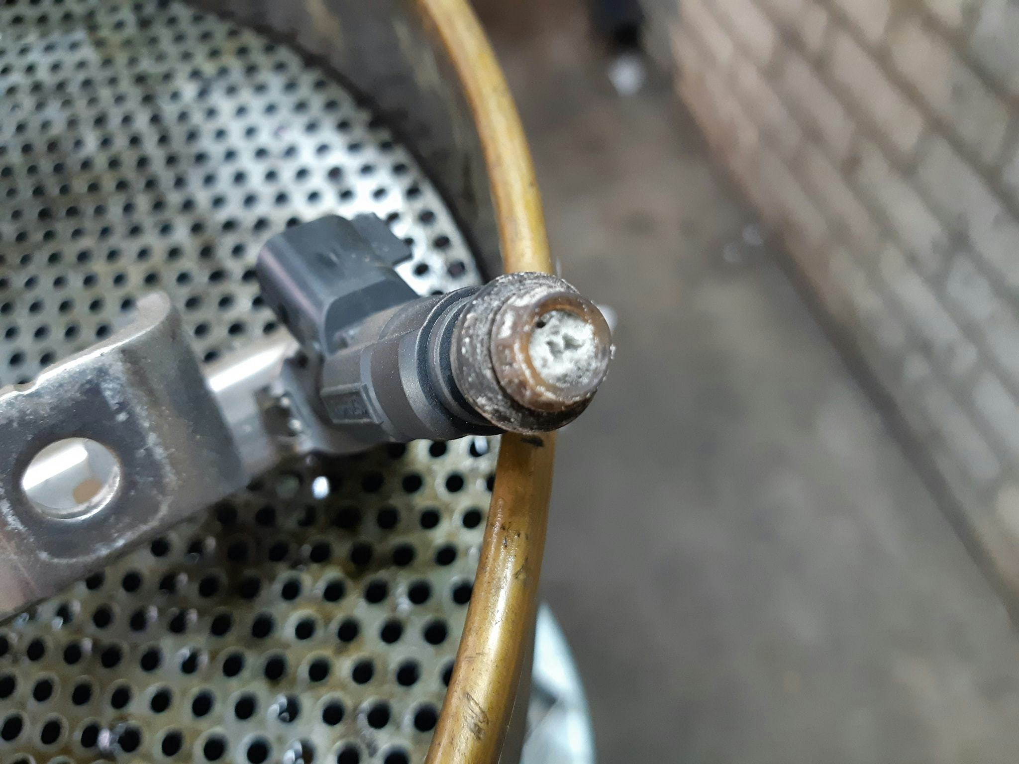 Door AdBlue aangetaste injector van  een benzinemotor.