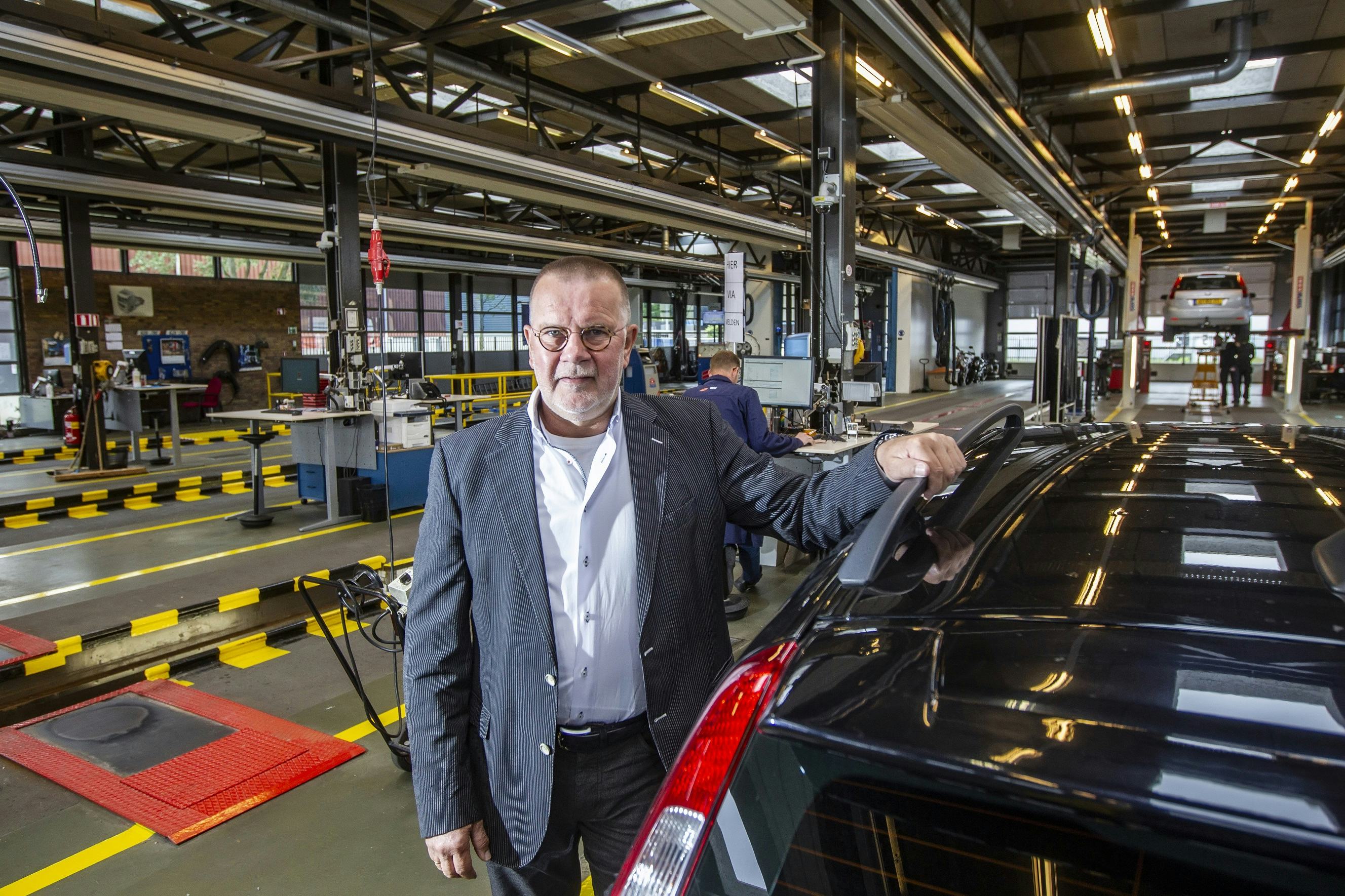 “Je moet je realiseren dat zeker 97 procent van alle bedrijven het heel goed doet”, zegt Henk Bussink, manager procesondersteuning APK. We vroegen hem het hemd van het lijf over de APK.