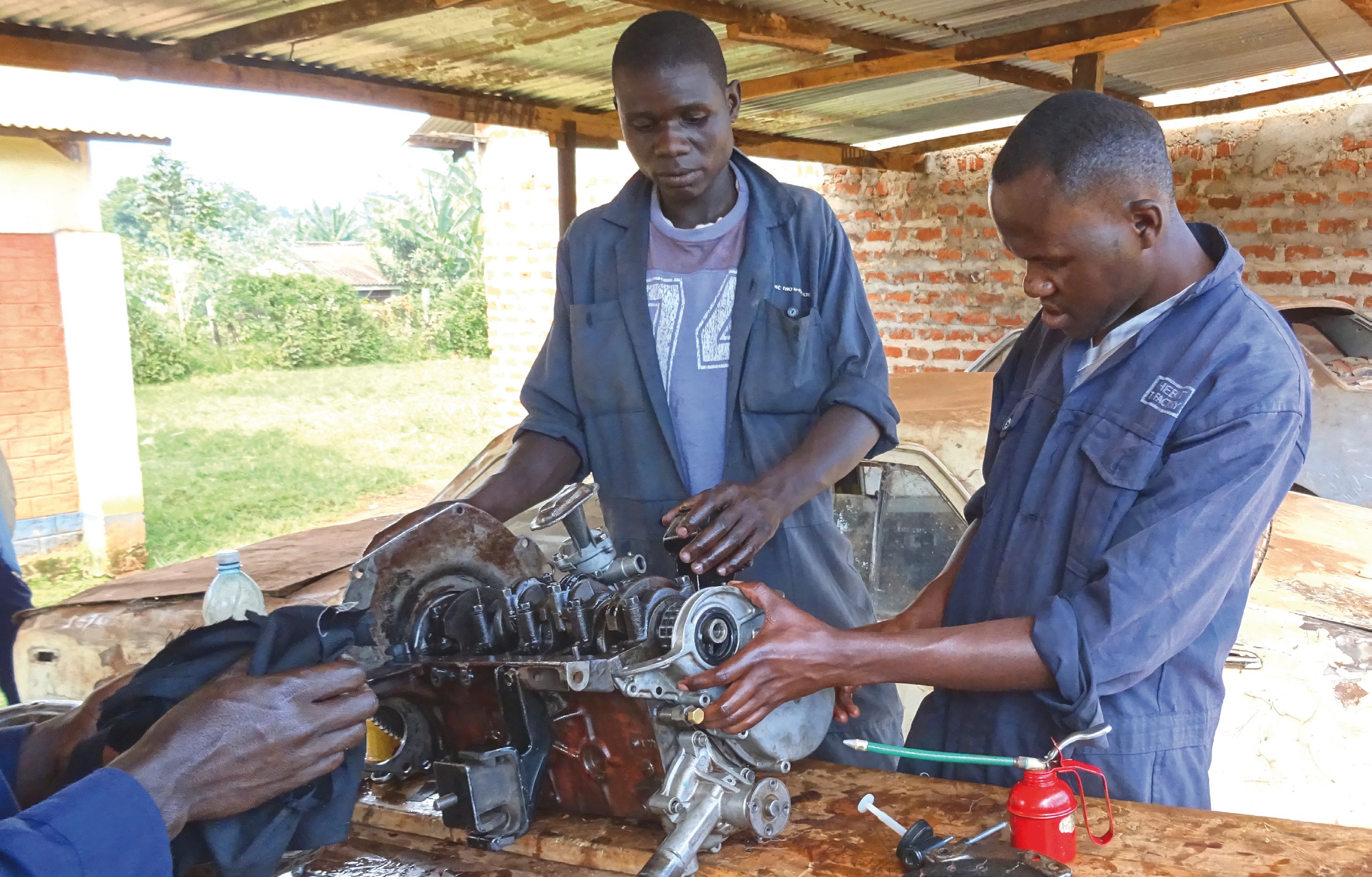 Een werkplaats in Kenia ziet er net iets anders uit dan bij ons. Bij ons afgeschreven gereedschap kan zich daar na restauratie nog heel nuttig maken.