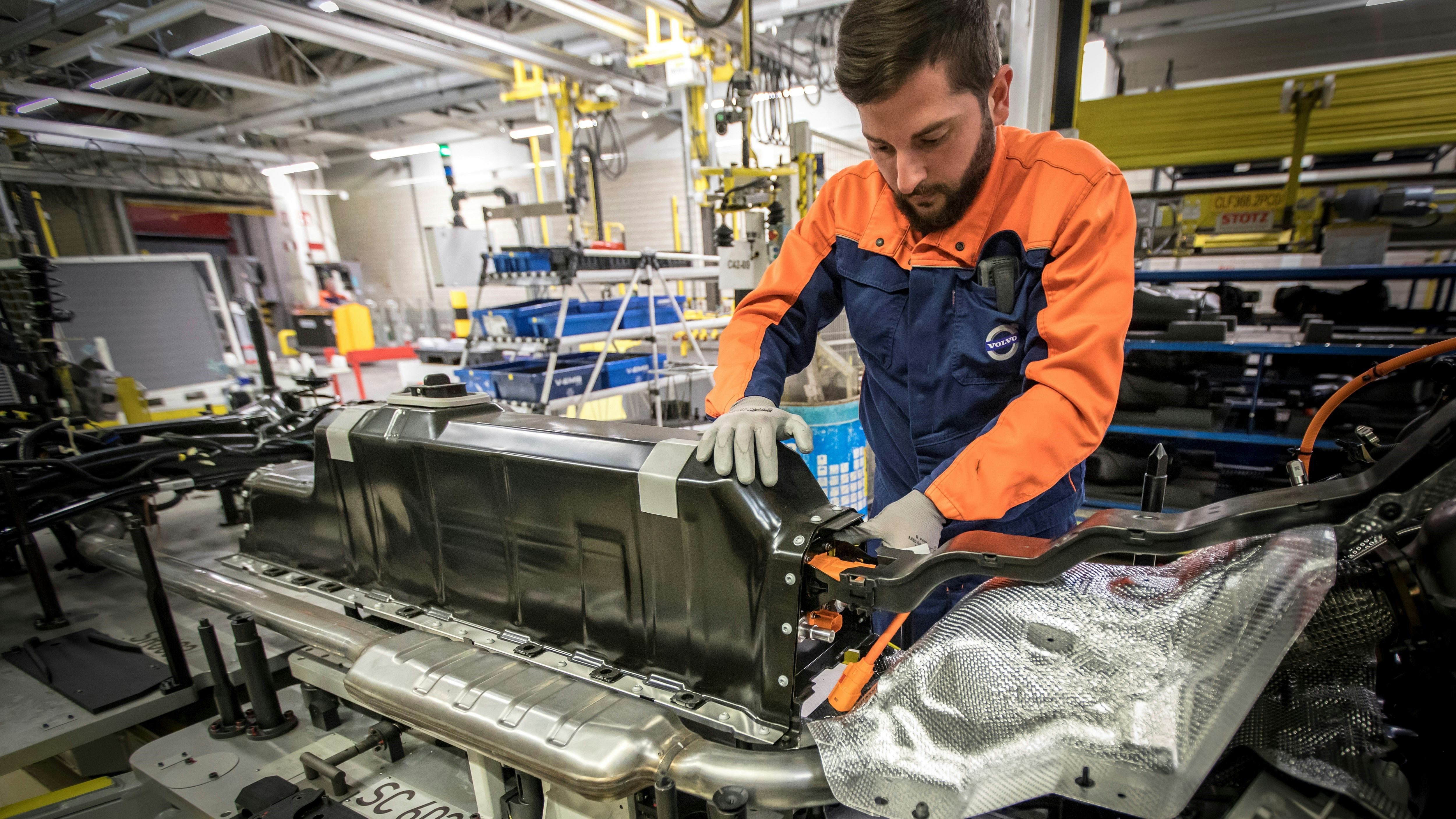 Bij Volvo Gent worden nu al batterijen ingebouwd bij de hybride versies van de XC40. De nieuwe plant moet de productie gaan opschroeven tot 180.000 EV's.