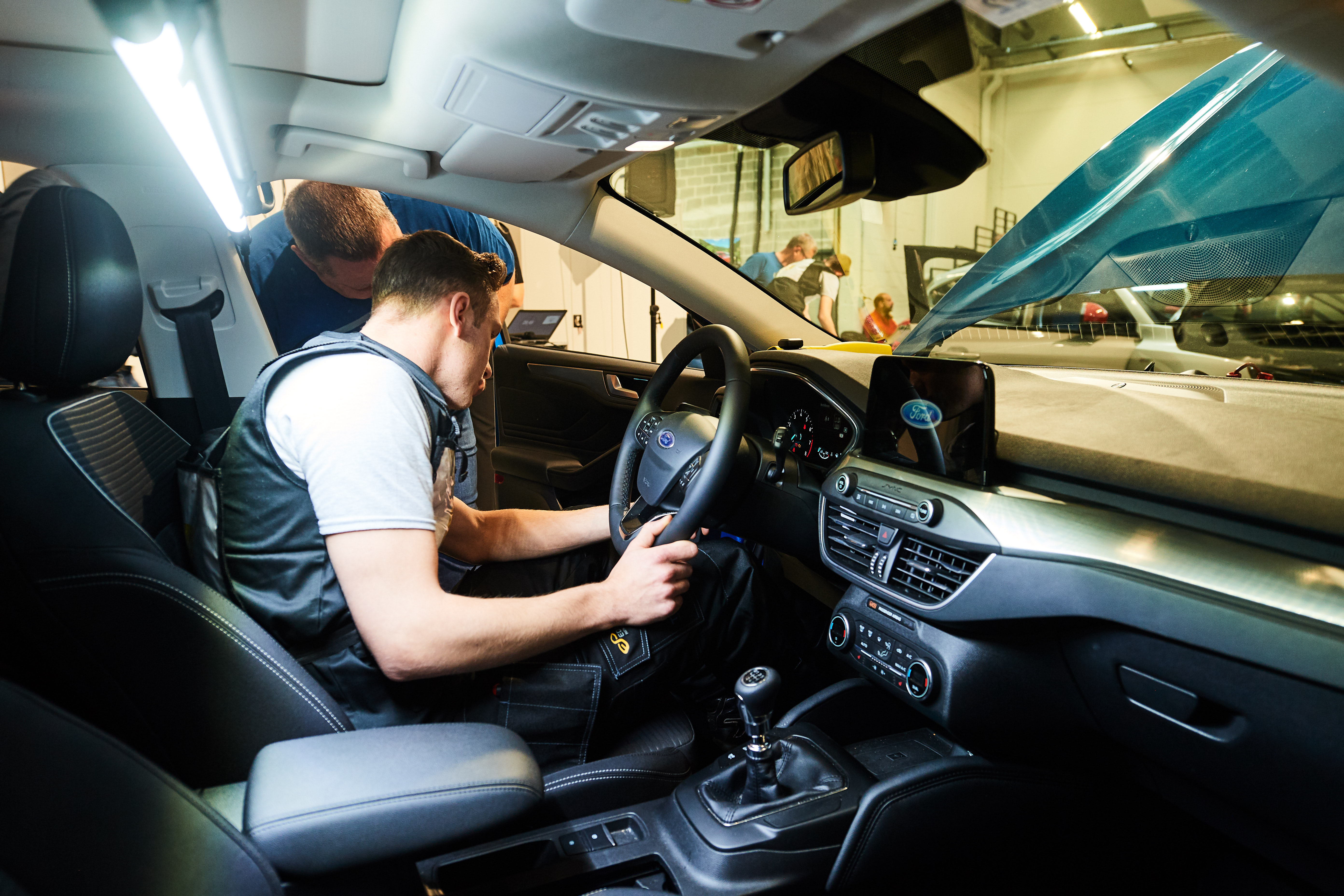 De vier finalisten moesten op zoek naar de storing. Wie kan het mankement aan de regeling van de dashboardverlichting bij de Ford Focus als eerste vinden volgens de juiste procedure?