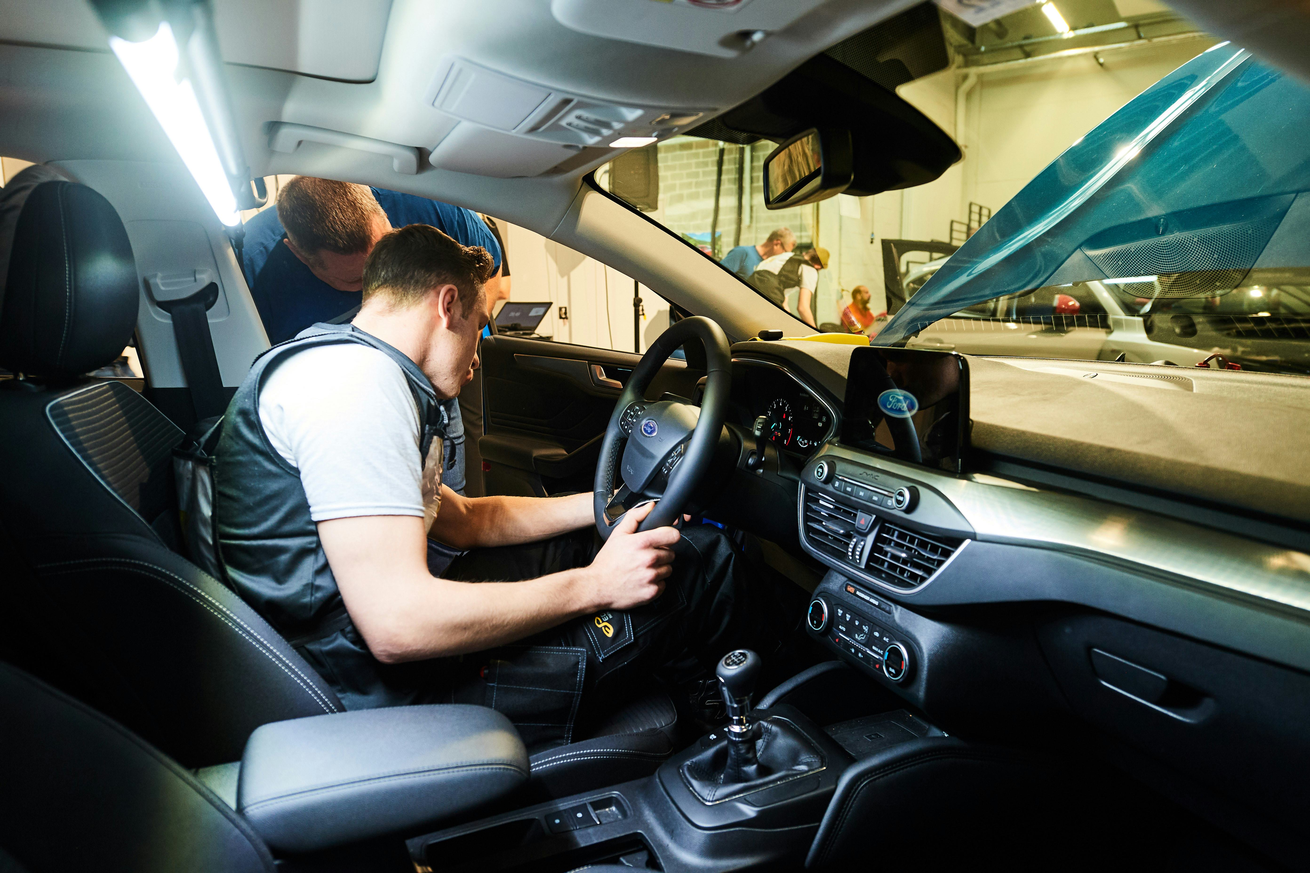 De vier finalisten moesten op zoek naar de storing. Wie kan het mankement aan de regeling van de dashboardverlichting bij de Ford Focus als eerste vinden volgens de juiste procedure?