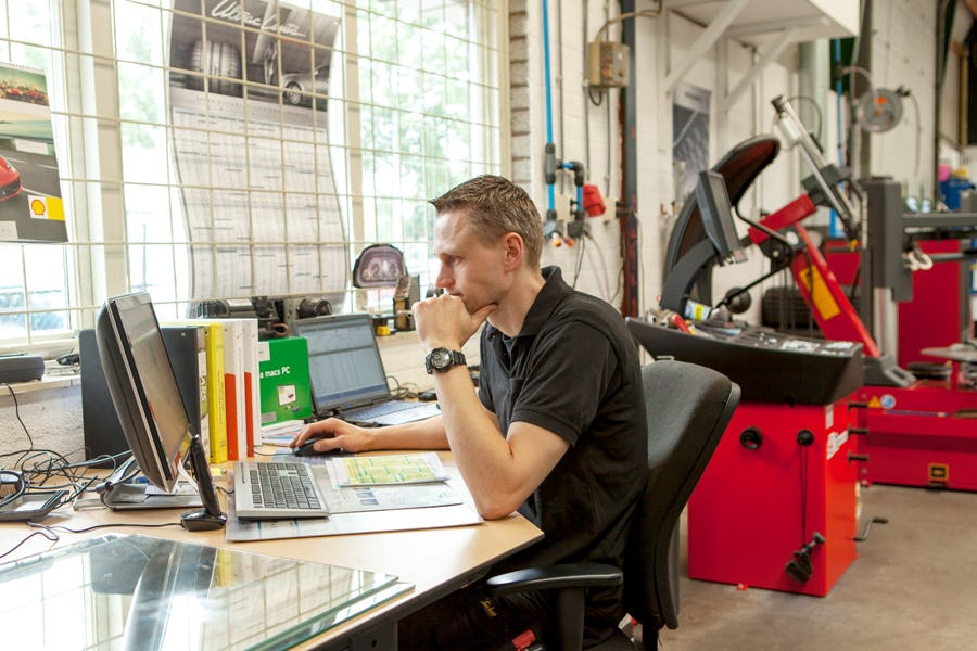 Eén van de gevolgen van personeelstekort: de werkdag zit erop, de werkplaats is leeg, maar dan komt de ondernemer vaak pas aan zijn werk toe.