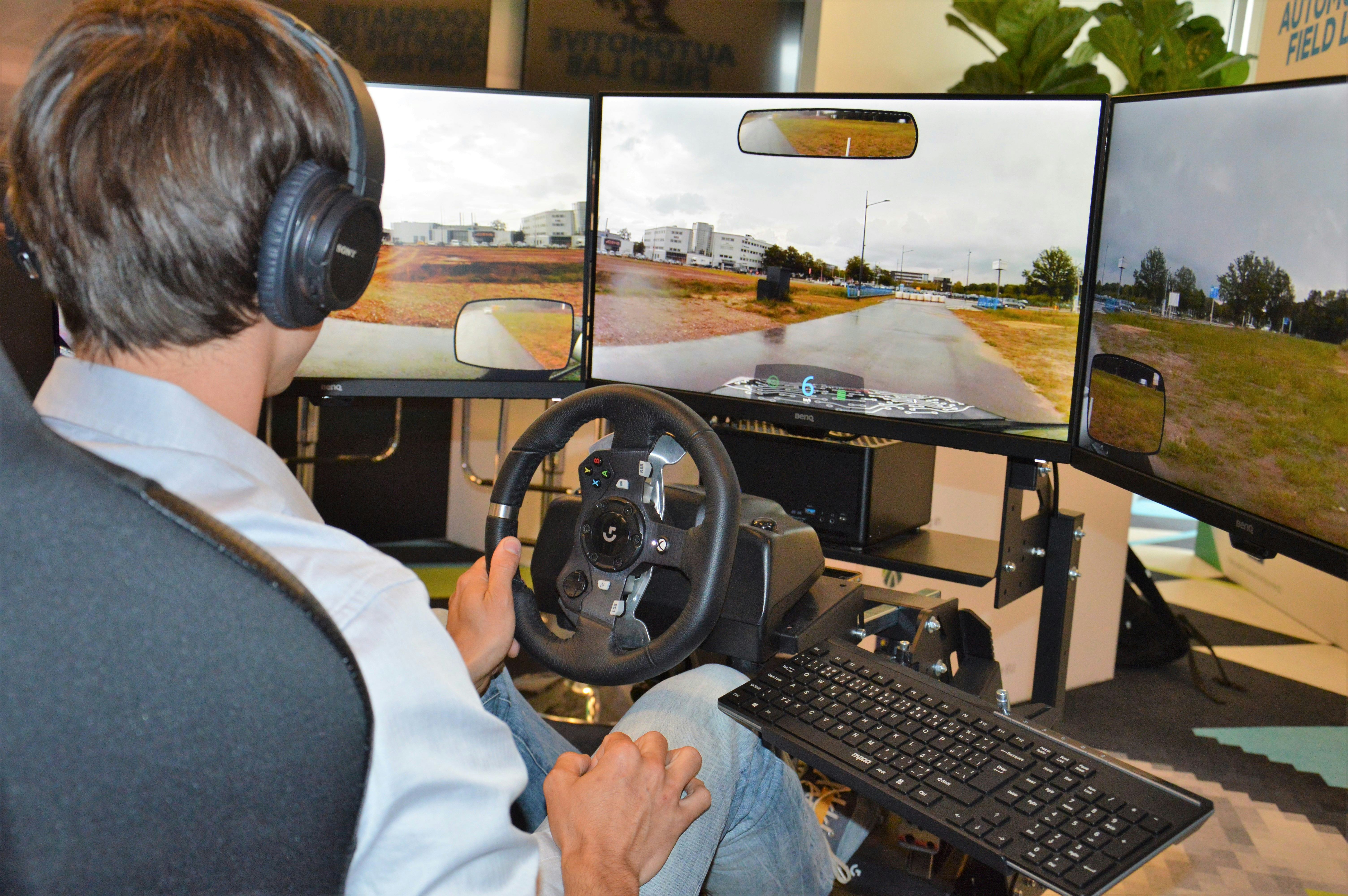 Teleoperations: de chauffeur zit binnen (in dit geval in een zaaltje op de Automotive Campus)...