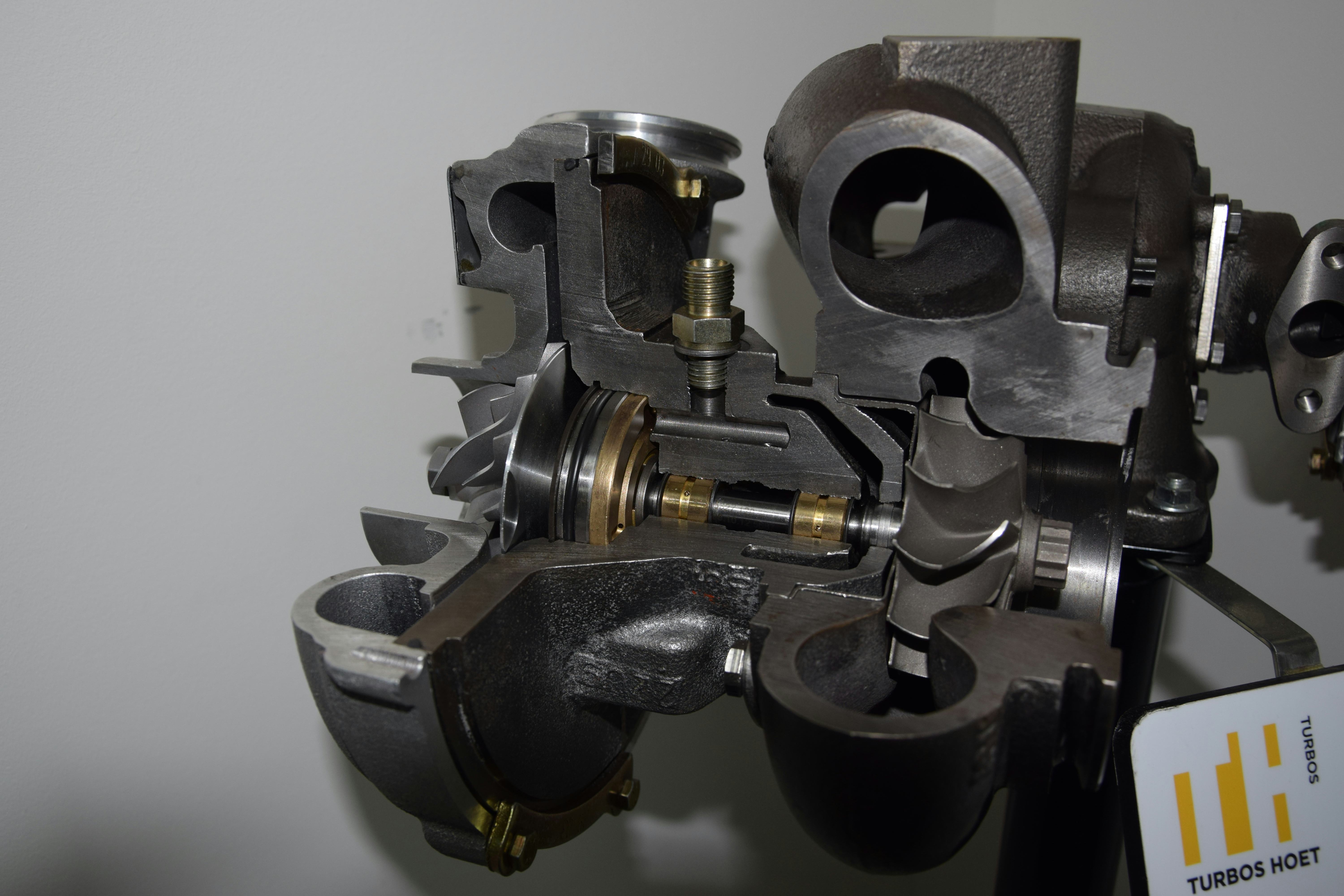 Hier is te zien dat de turbo-as iets speling dwars op zijn lengte moet hebben, voor smering van de glijlagers. Maar bijna geen speling in de lengte, anders lopen turbine- of compressorwiel tegen het huis.