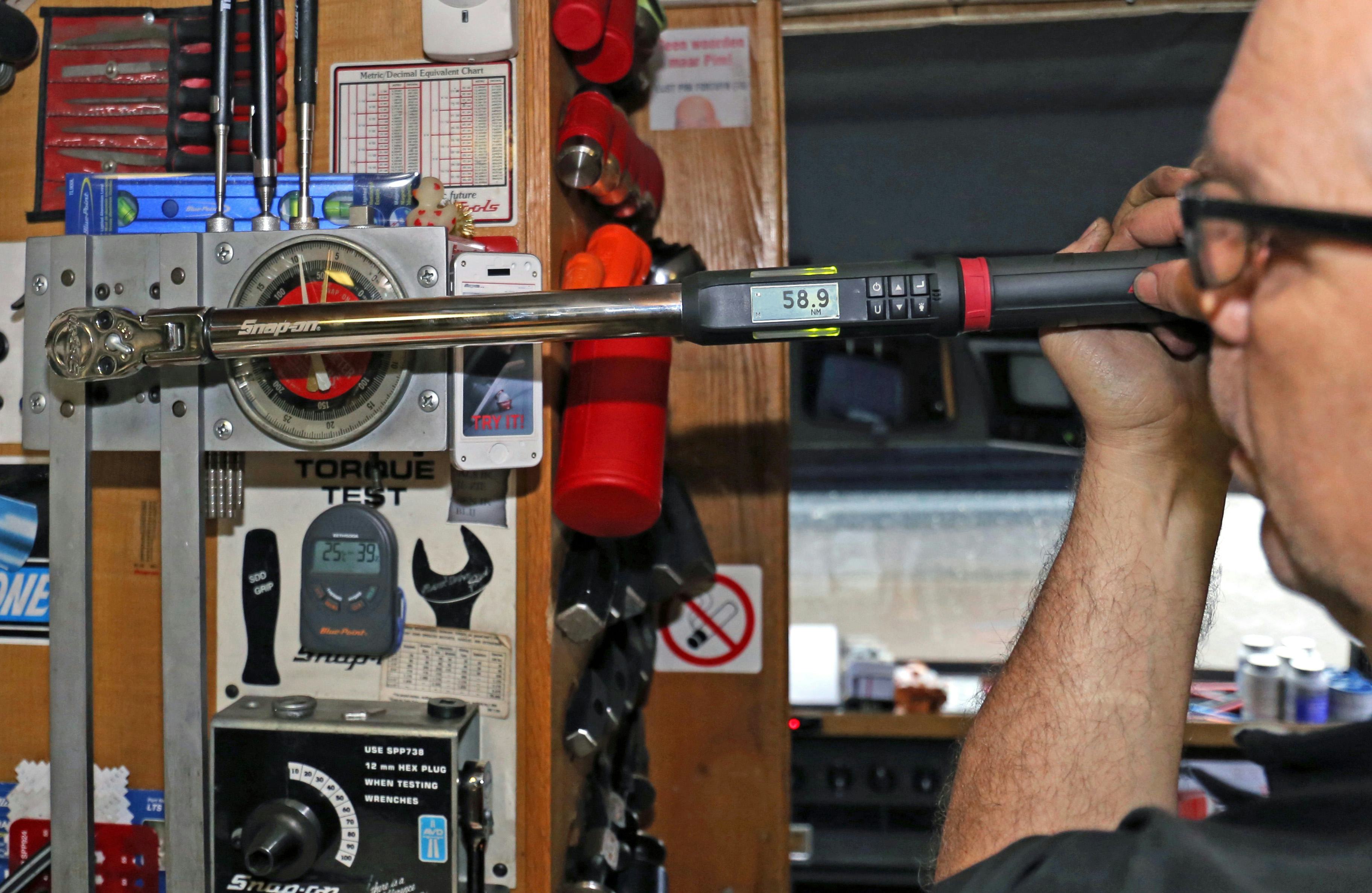 Arie Verstoep gebruikt hier voor de foto een analoge tester voor de kalibratie, normaal is dat een veel nauwkeurigere elektronische meter.