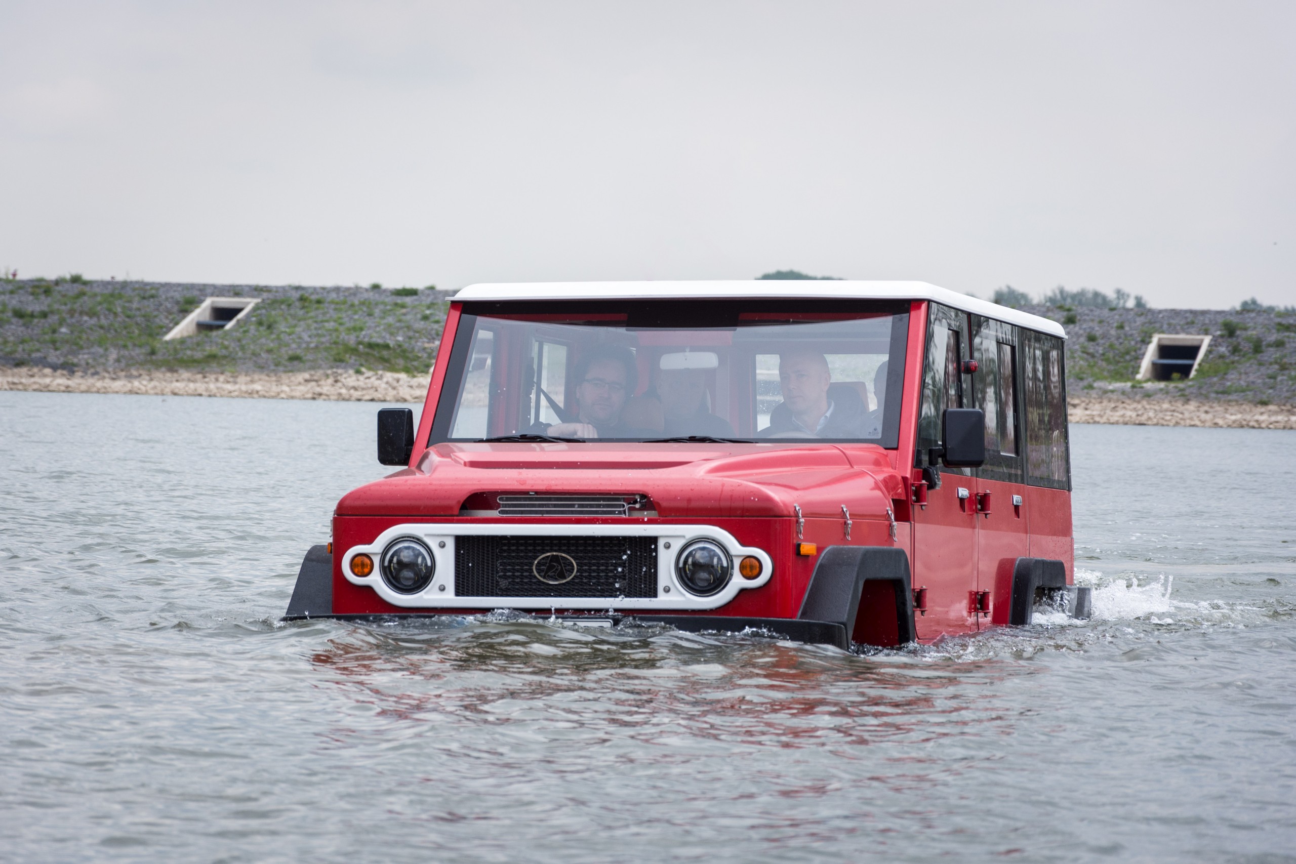 De AmphiCruiser lijkt een klassieke Land Cruiser, maar schijn bedriegt.