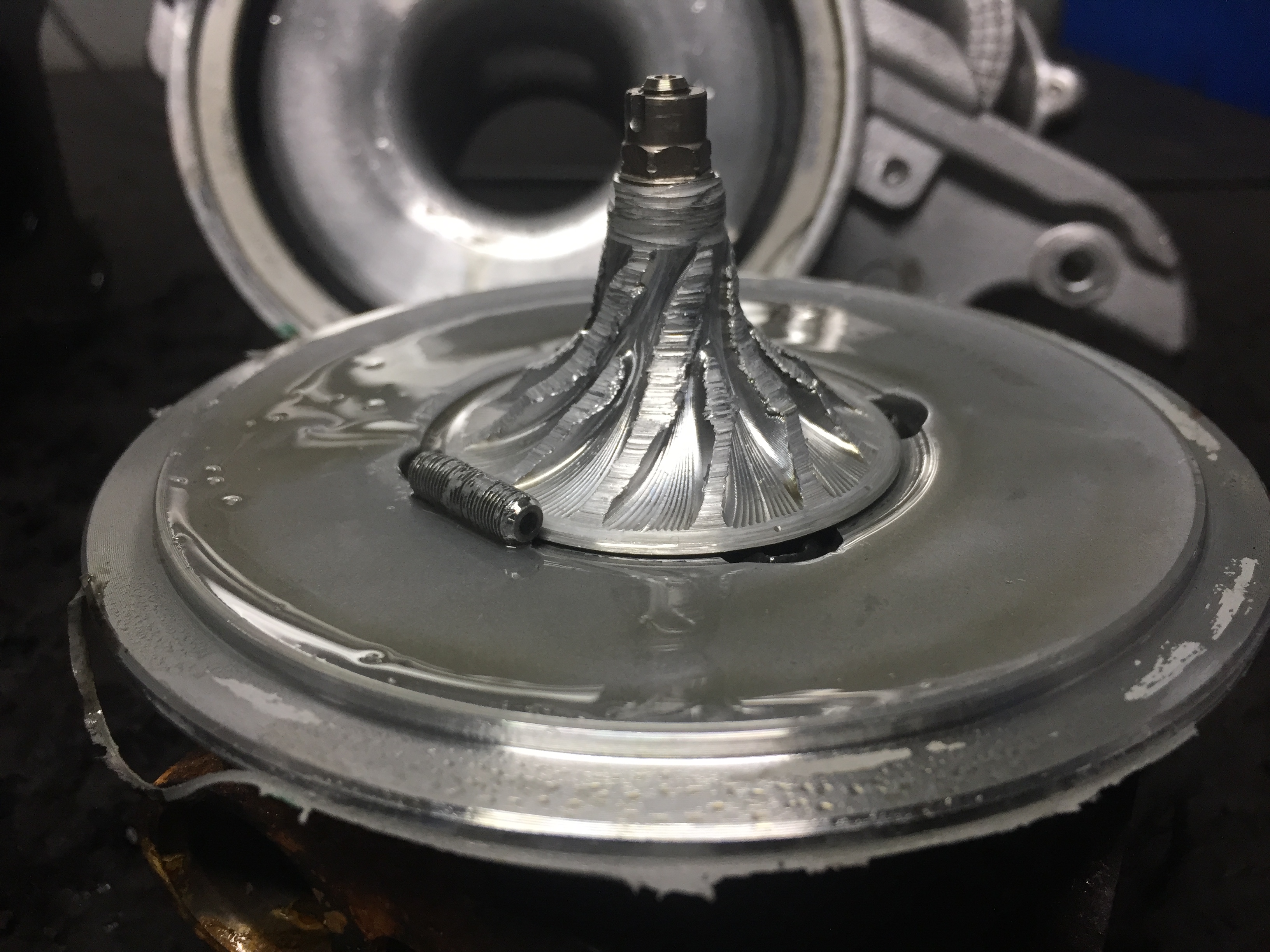 Wat een moertje wel niet kan aanrichten bij het compressorwiel.