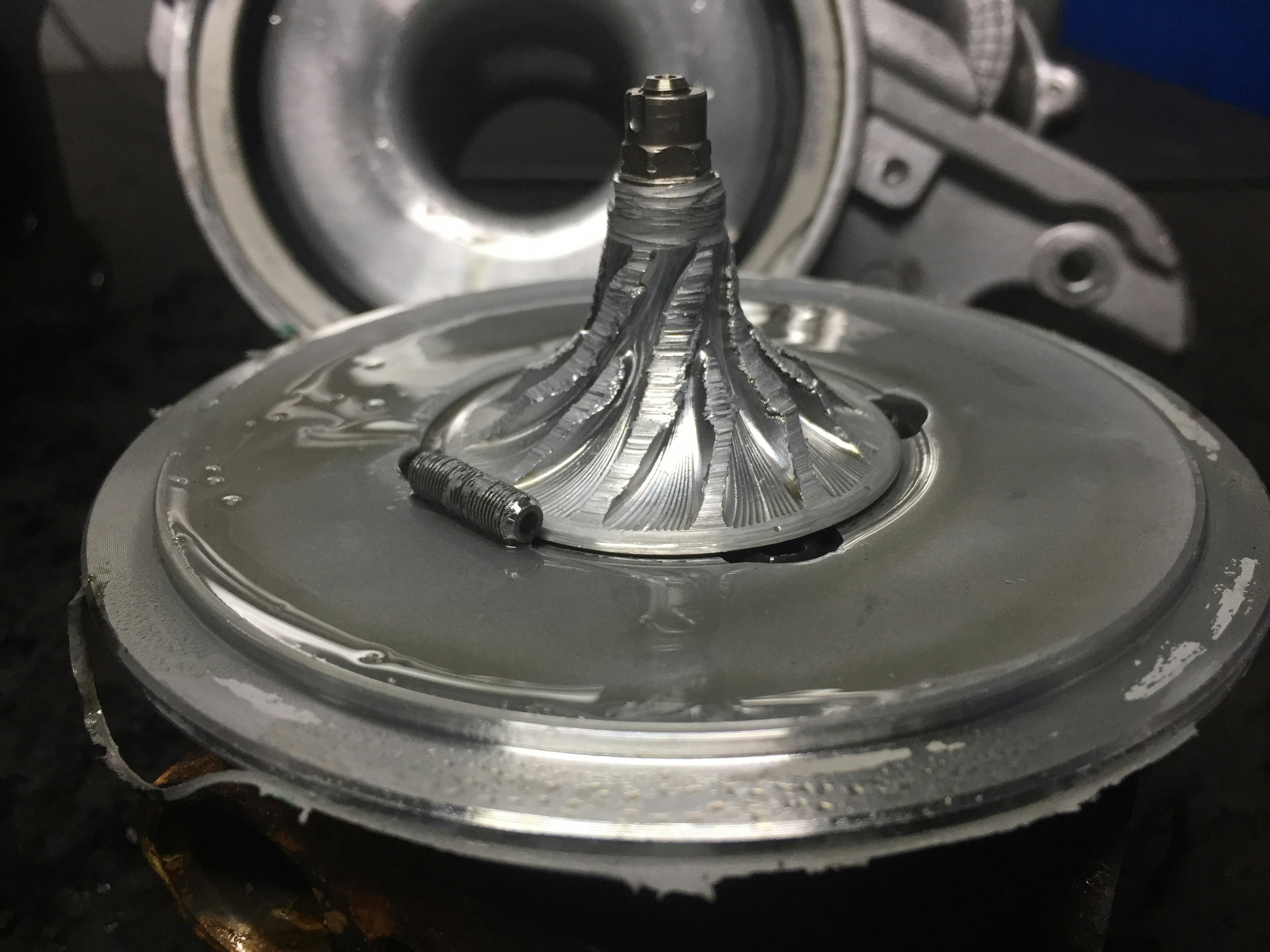 Wat een moertje wel niet kan aanrichten bij het compressorwiel.