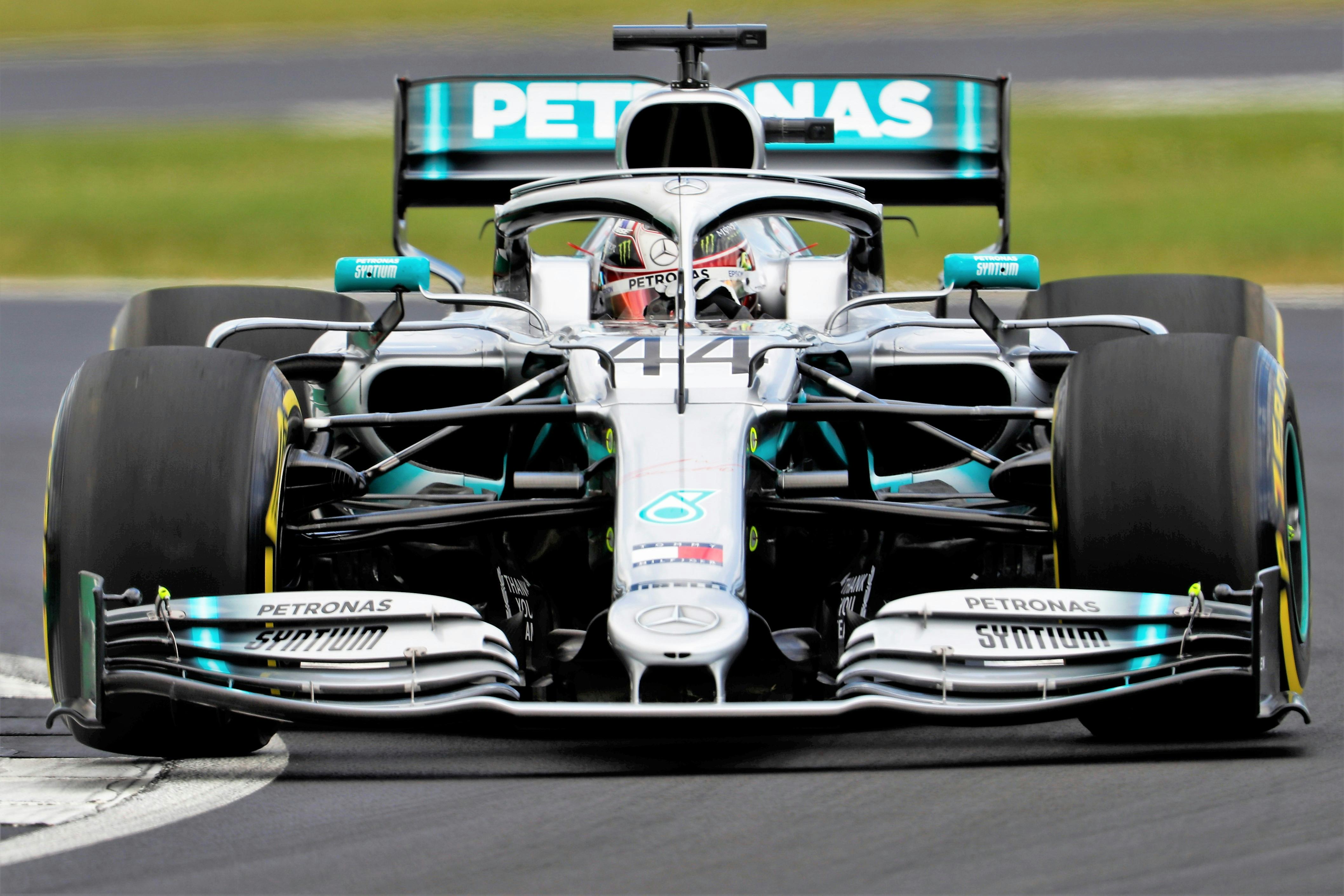 De voorwielophanging van F1-auto's maakt een snelle ontwikkeling door. Wat kun je zien aan al dat carbon tussen wiel en chassis? (Foto: LAT Images/Mercedes)