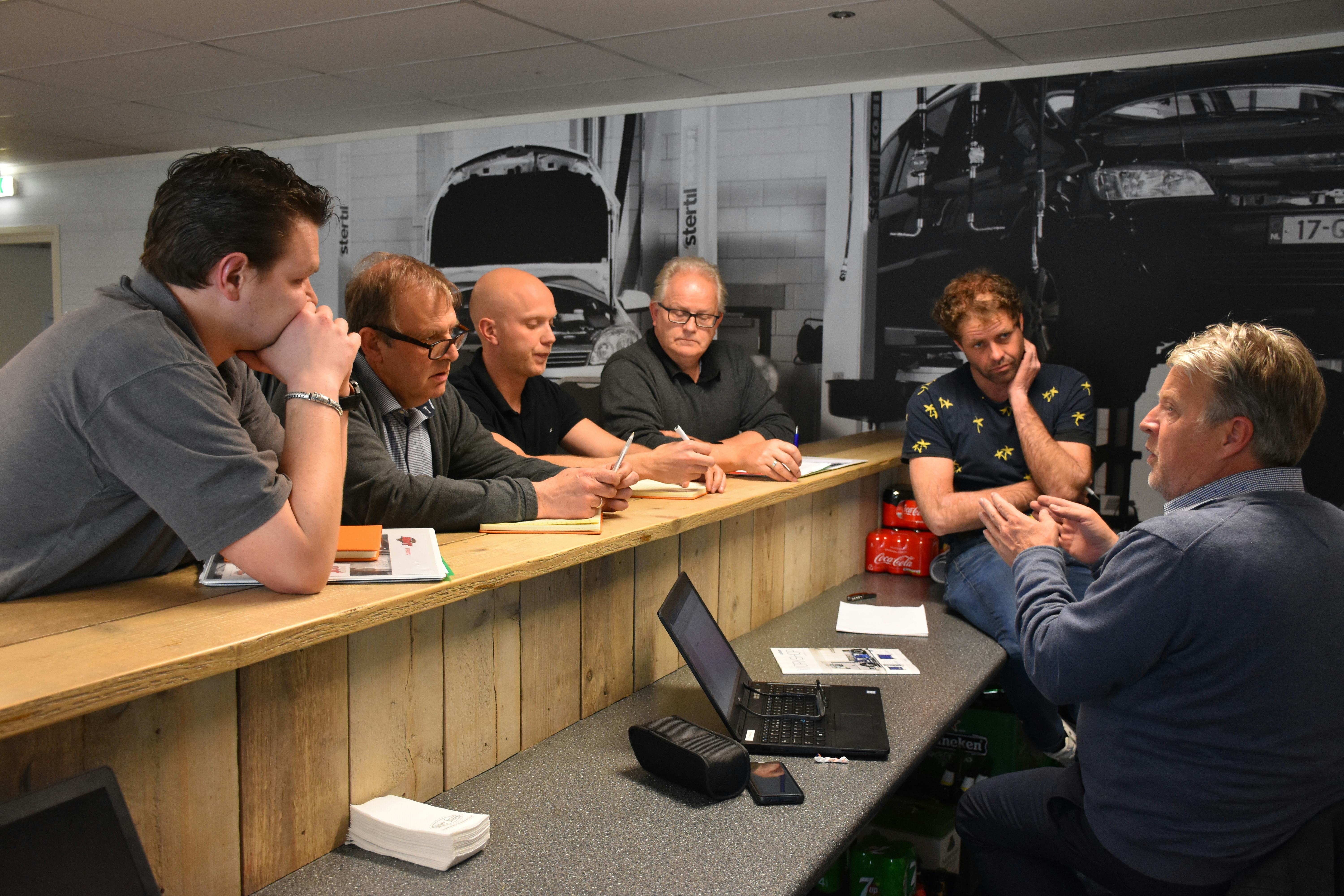 Oprechte aandacht maakt alles mooier. In kleine groepen werken de ondernemers aan verschillende opdrachten. Milo haakt bij de 
ondernemers aan om met hen in gesprek te gaan over hoe zij gastvrijheid zien.