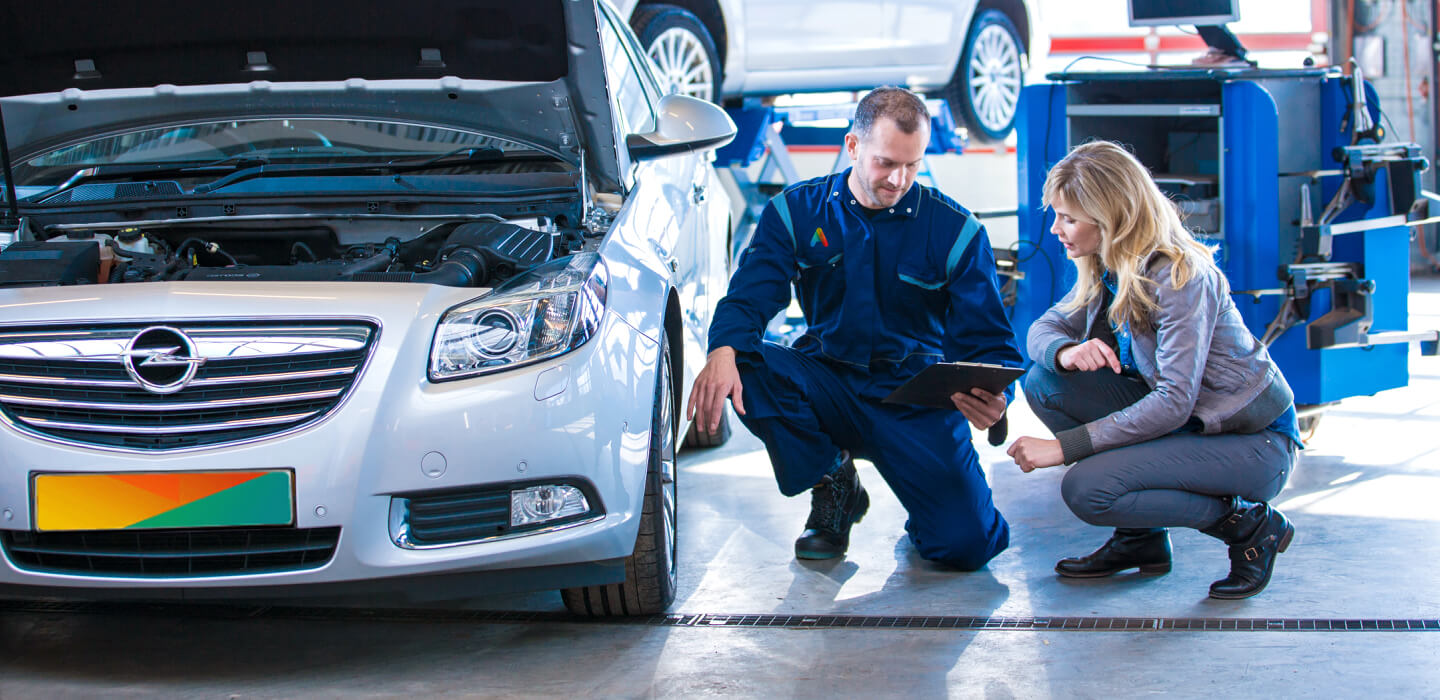 Autovakmeester communiceert met opvallende kleuren.