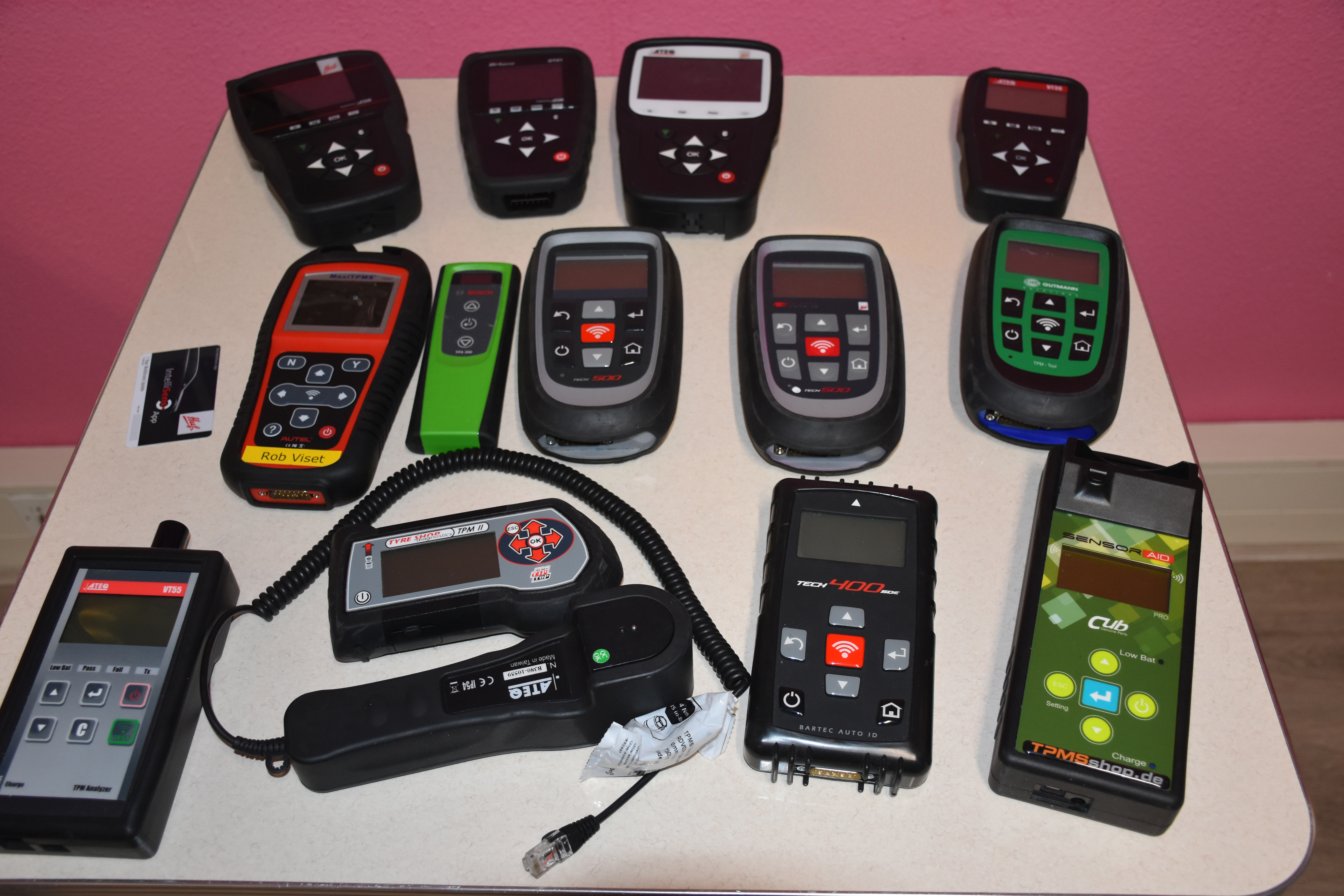 Een tafel vol TPMS-tools, van (bijna) gratis tot € 1.500. Heb je zo’n apparaat nodig, en welke dan? 