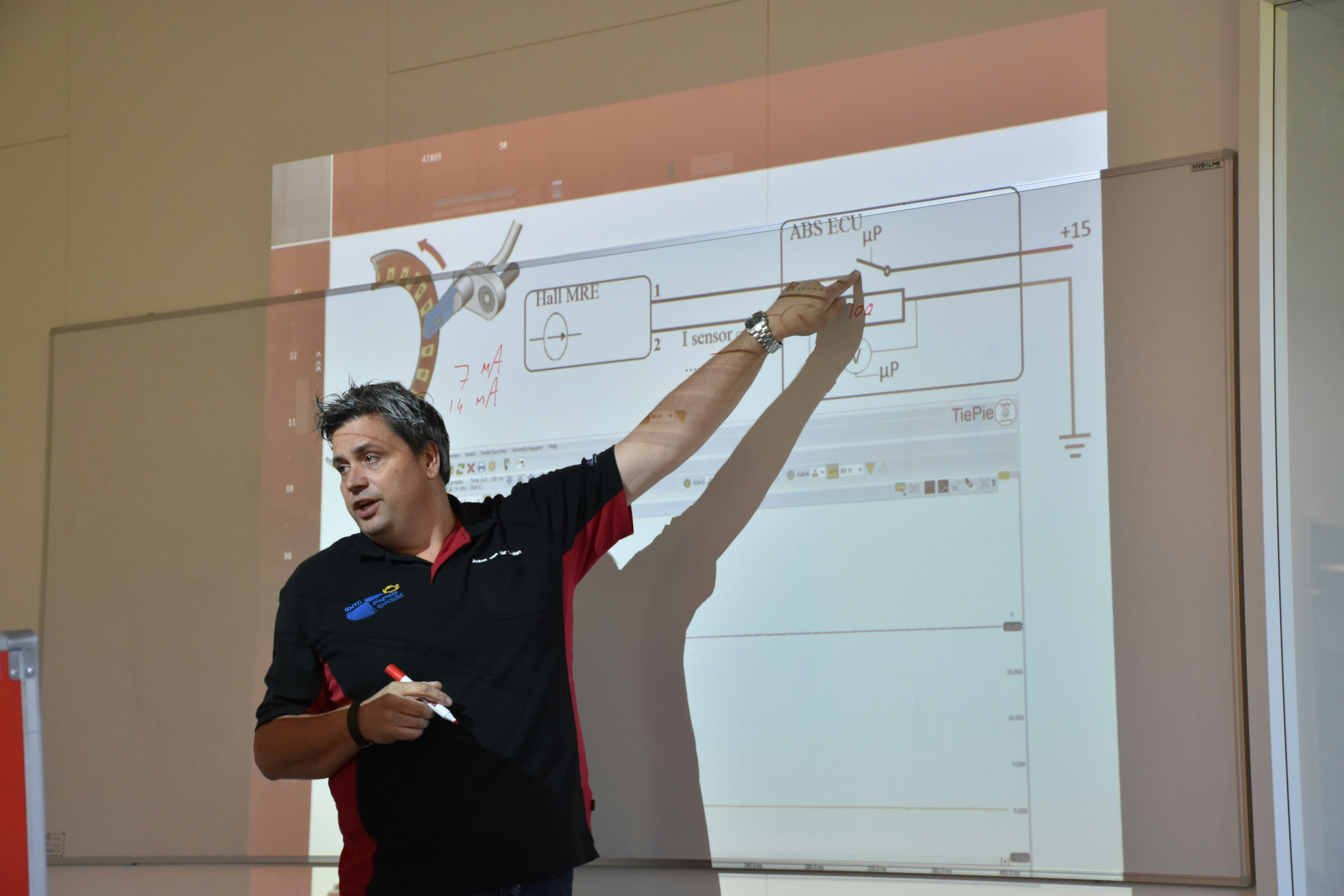 Hoe werkt zo’n stroomproducerende Hall-ABS-sensor? Toptrainer Anton van der Linden traint de AMT Garageforum Topmonteurs.