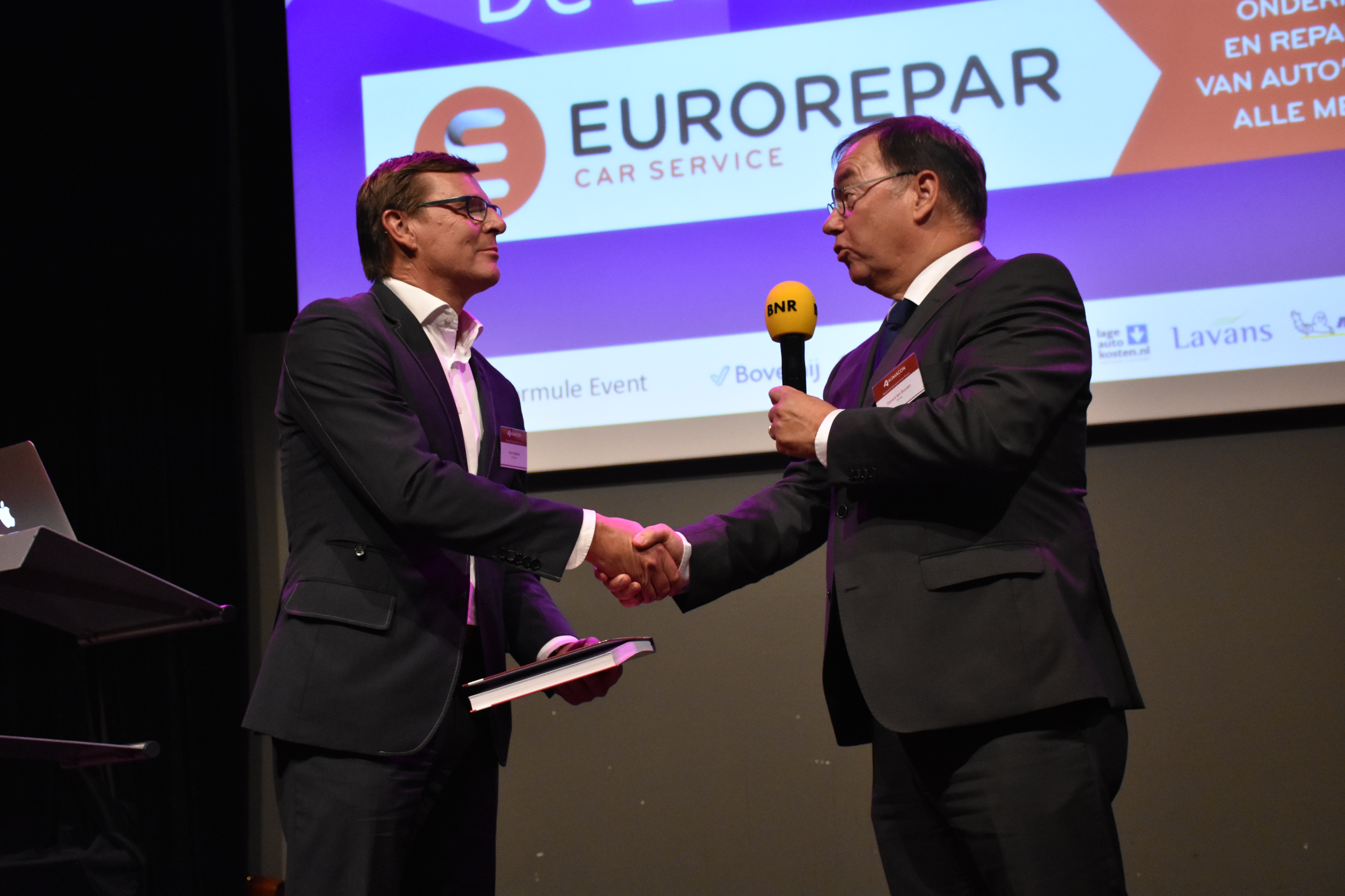 Voorzitter van Bovag afdeling Onafhankelijke Autobedrijven, Gerard ten Buuren, reikte het eerste exemplaar uit aan de Nederlandse formulemanager Harm Nieboer van EuroRepar Car Service. Merci beaucoup!