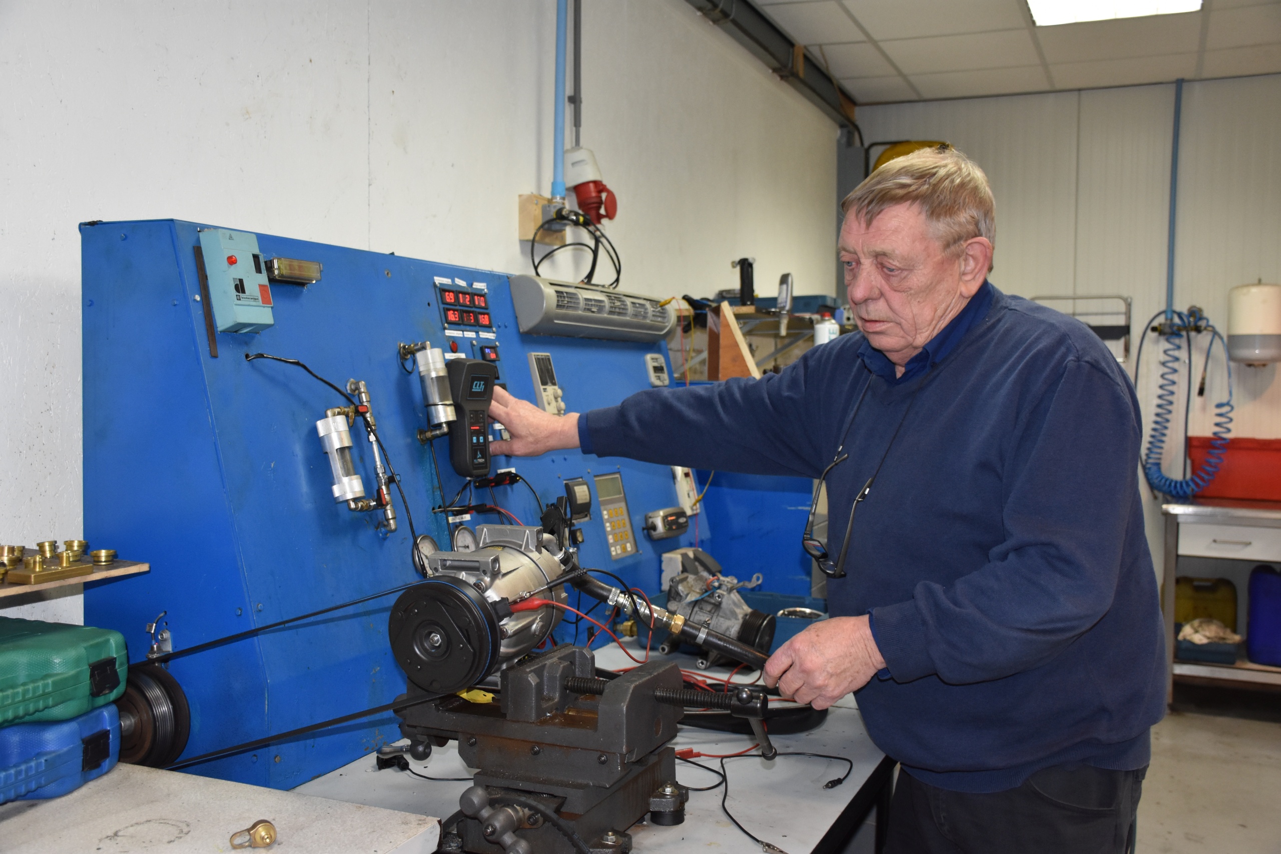 Eigen ontwikkeling, Harberinks compressortestbank. De compressor wordt aangedreven, gevuld, belast én aangestuurd alsof hij in de auto zit.