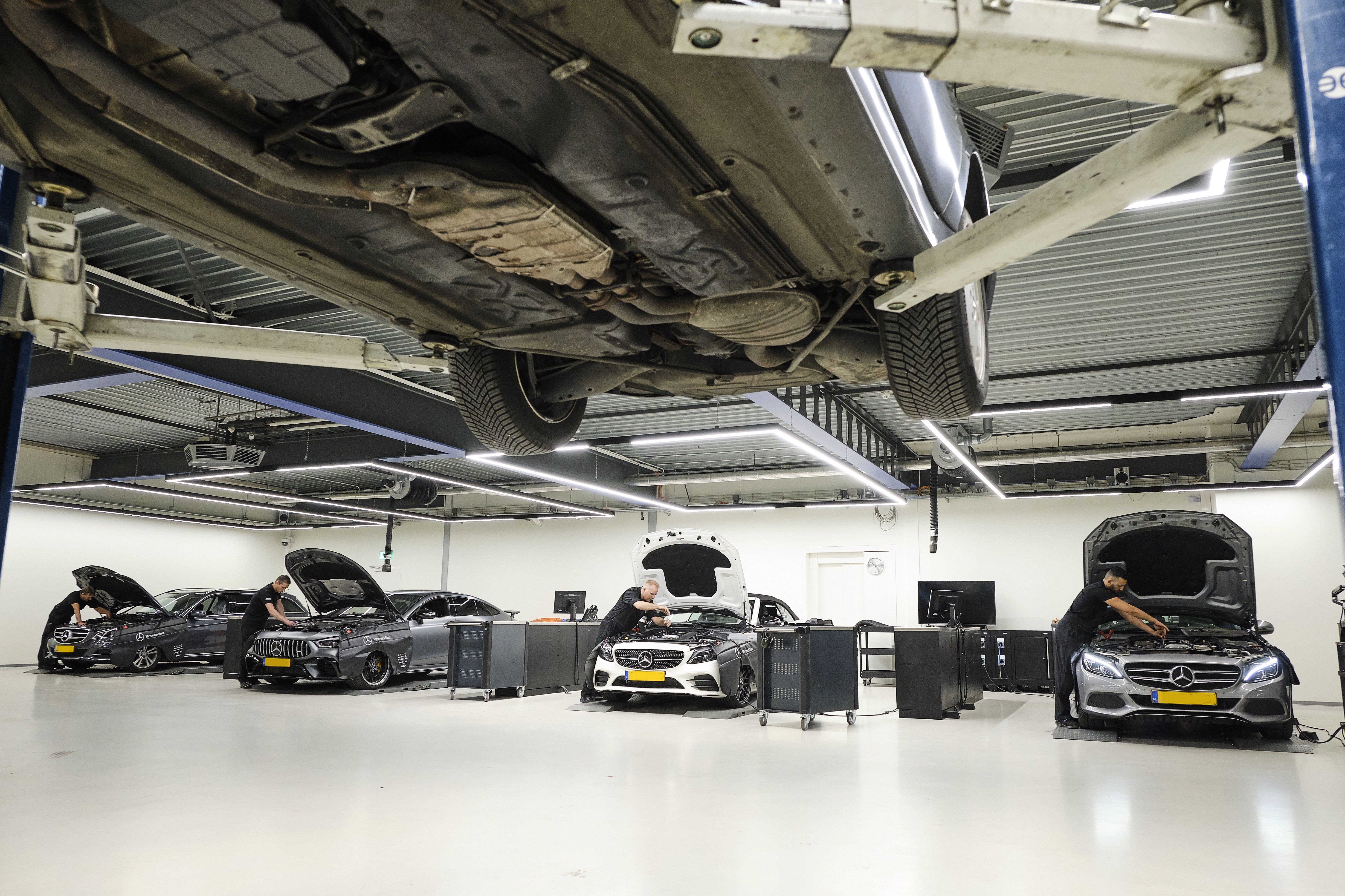 Binnenkijken in de spiksplinternieuwe, hightech werkplaats van Mercedes-Benz in Den Haag.