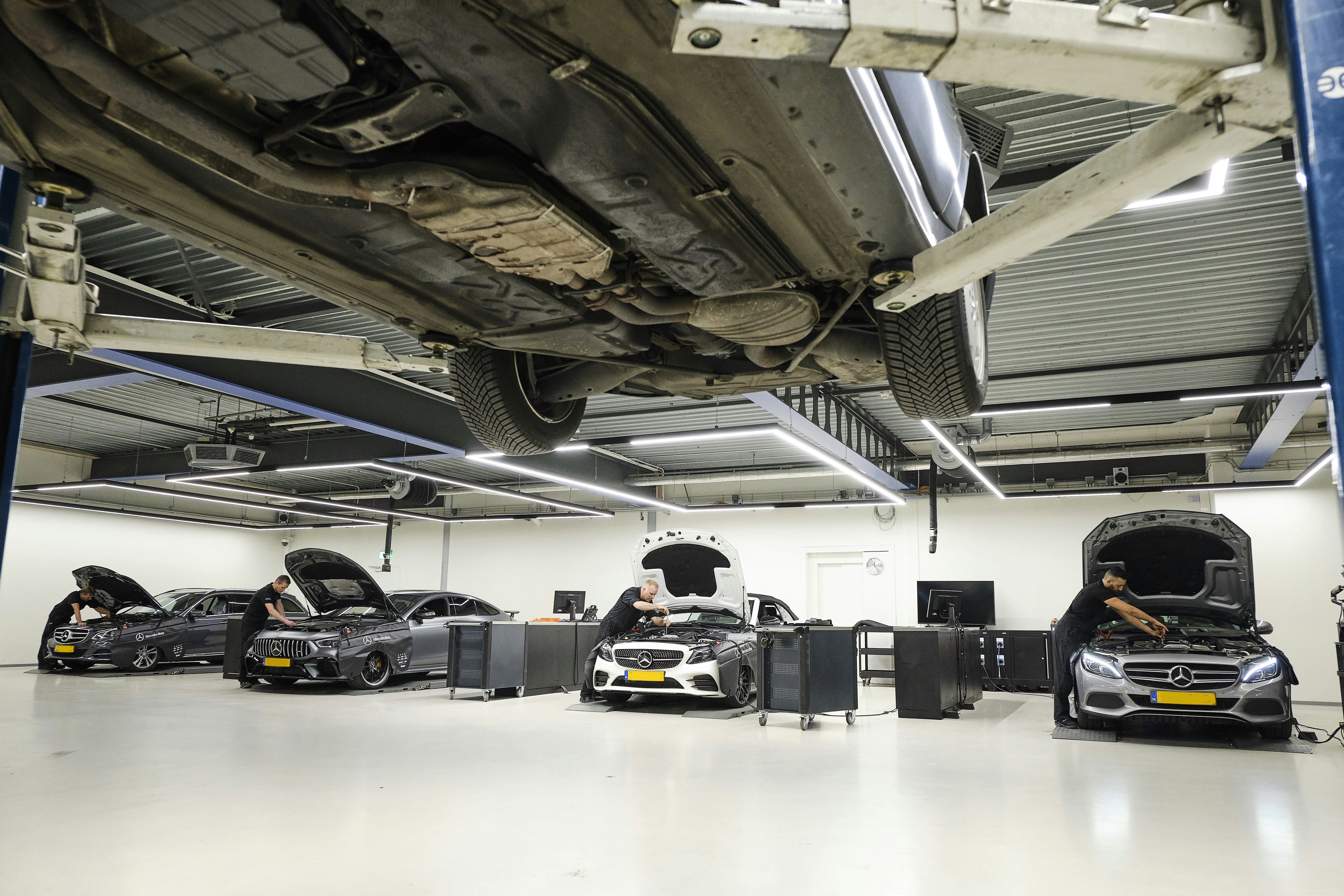 Binnenkijken in de spiksplinternieuwe, hightech werkplaats van Mercedes-Benz in Den Haag.