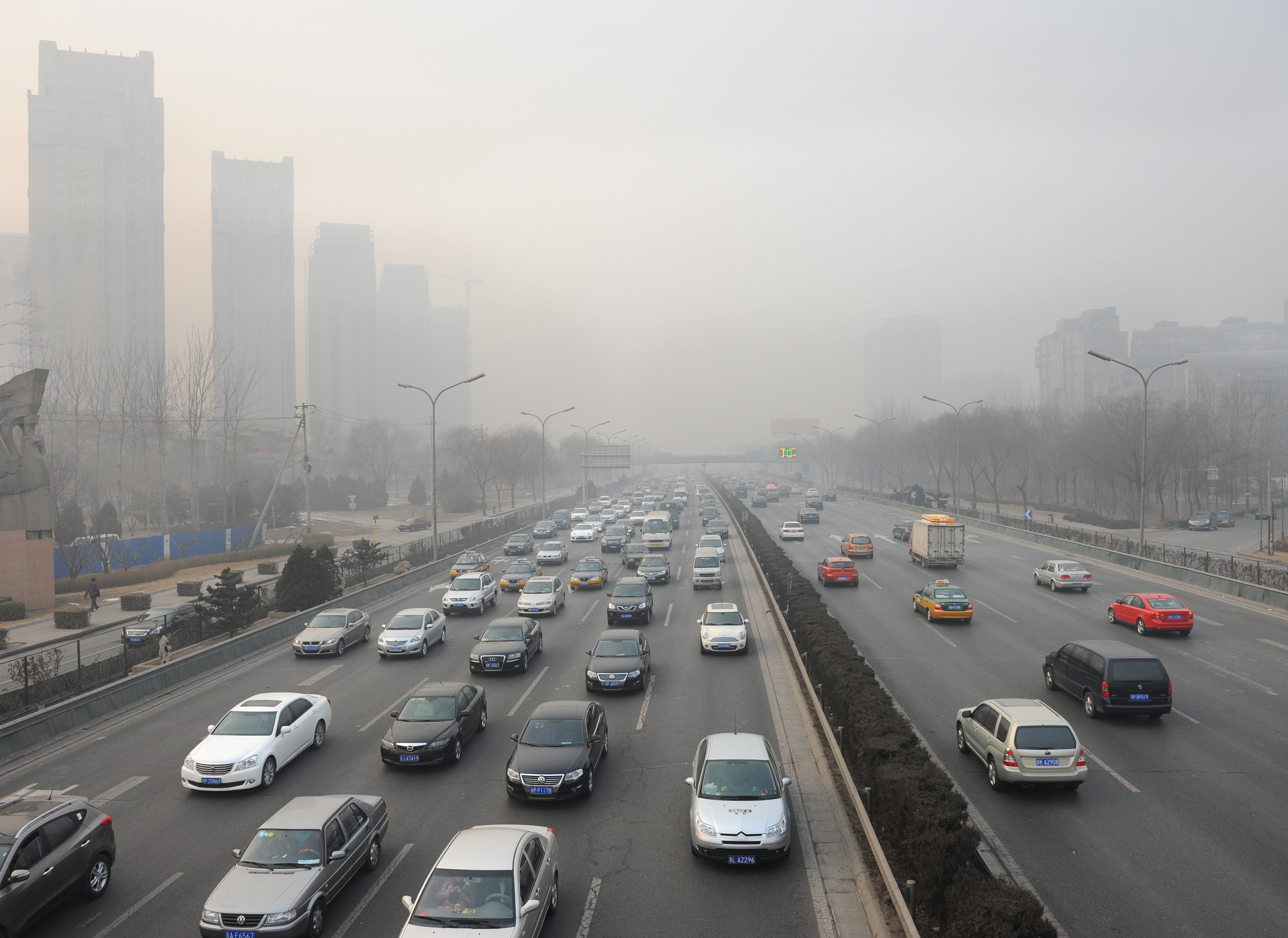 Ziet er heftig uit, die smog boven de file in Beijing. Maar schijn bedriegt. Volgens Zembla.nl krijgen nergens ter wereld zoveel kinderen astma door het verkeer als in Nederland en België…