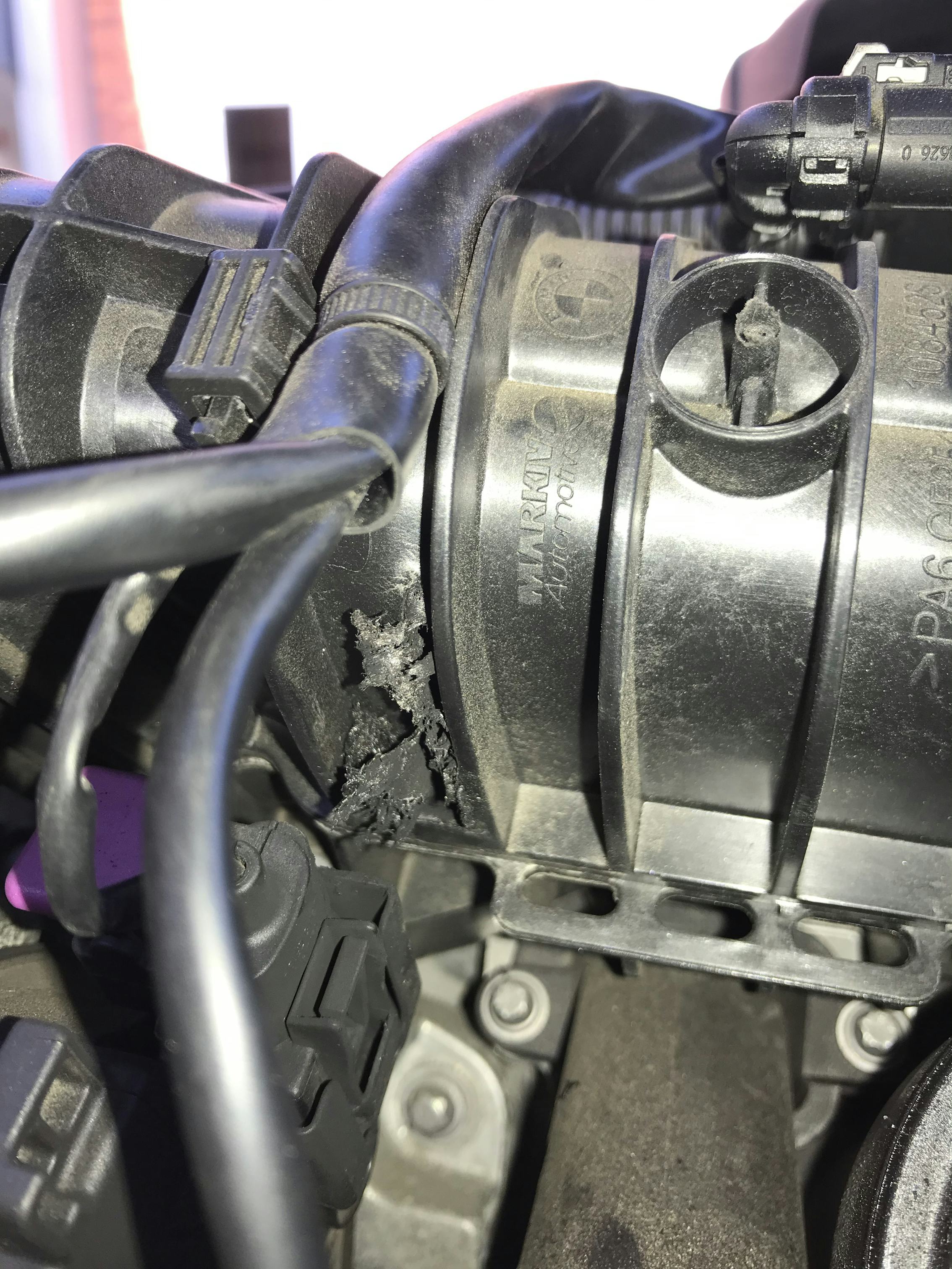 AMT Garageforum-lid Info1 ontdekt een gat in het inlaatspruitstuk van een BMW 114D. Forumlid Cloggie is bekend met dit probleem: “De hitte van de EGR-gassen is te groot voor het spruitstuk.”