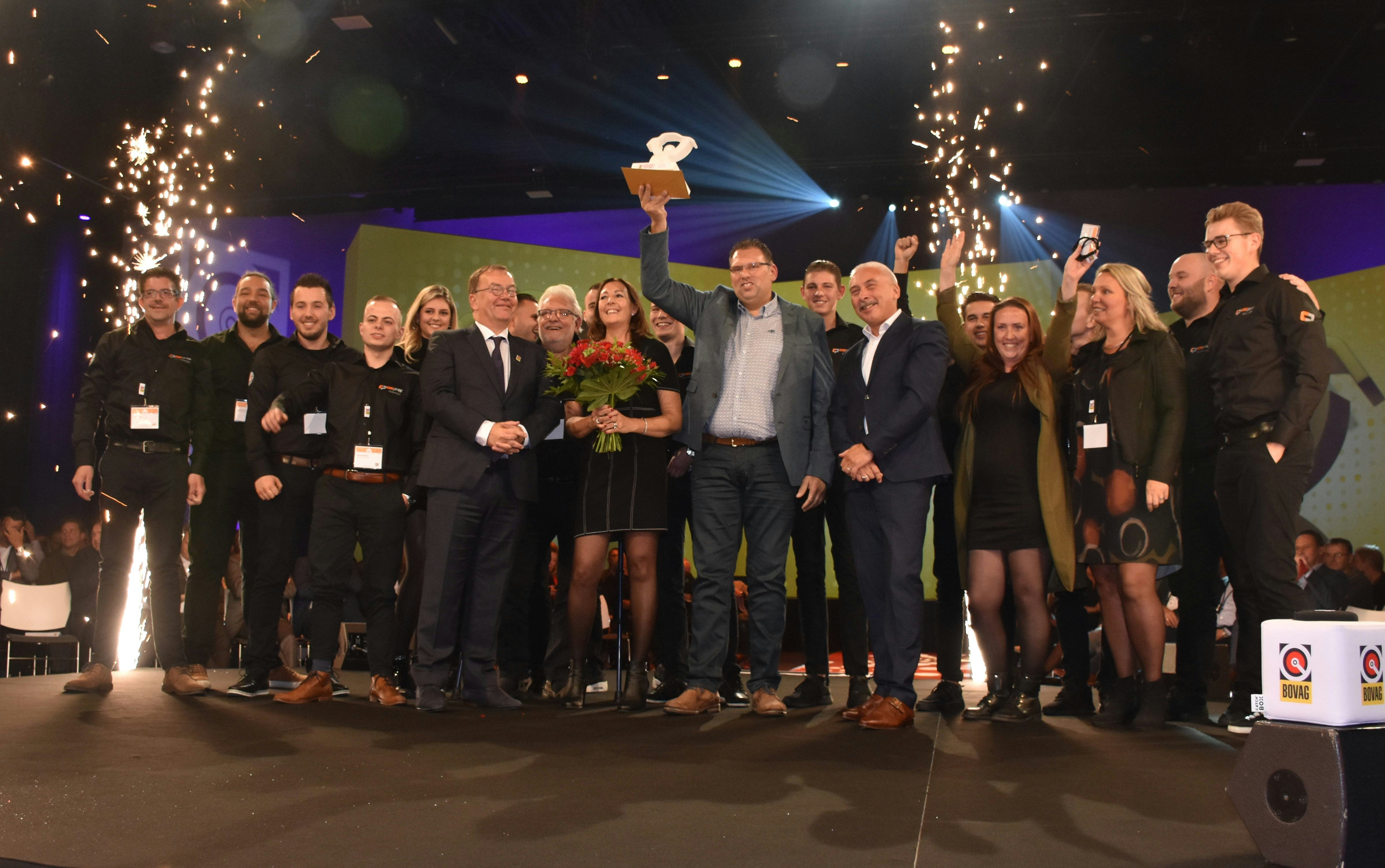 Het dolblije team van Carprof Valentijn uit Zaltbommel. Eeuwige roem voor het Bovag Onafhankelijk Autobedrijf van het Jaar 2019/2020.