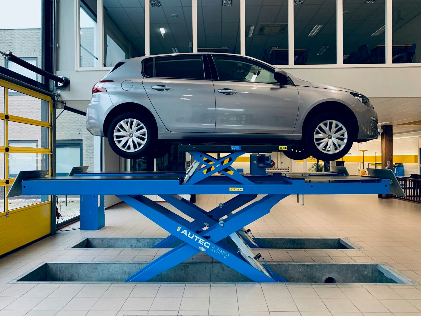 Autec-VLT wordt Autec en VLT. Deze rijbanenschaarhefbrug is van hefspecialist Autec.