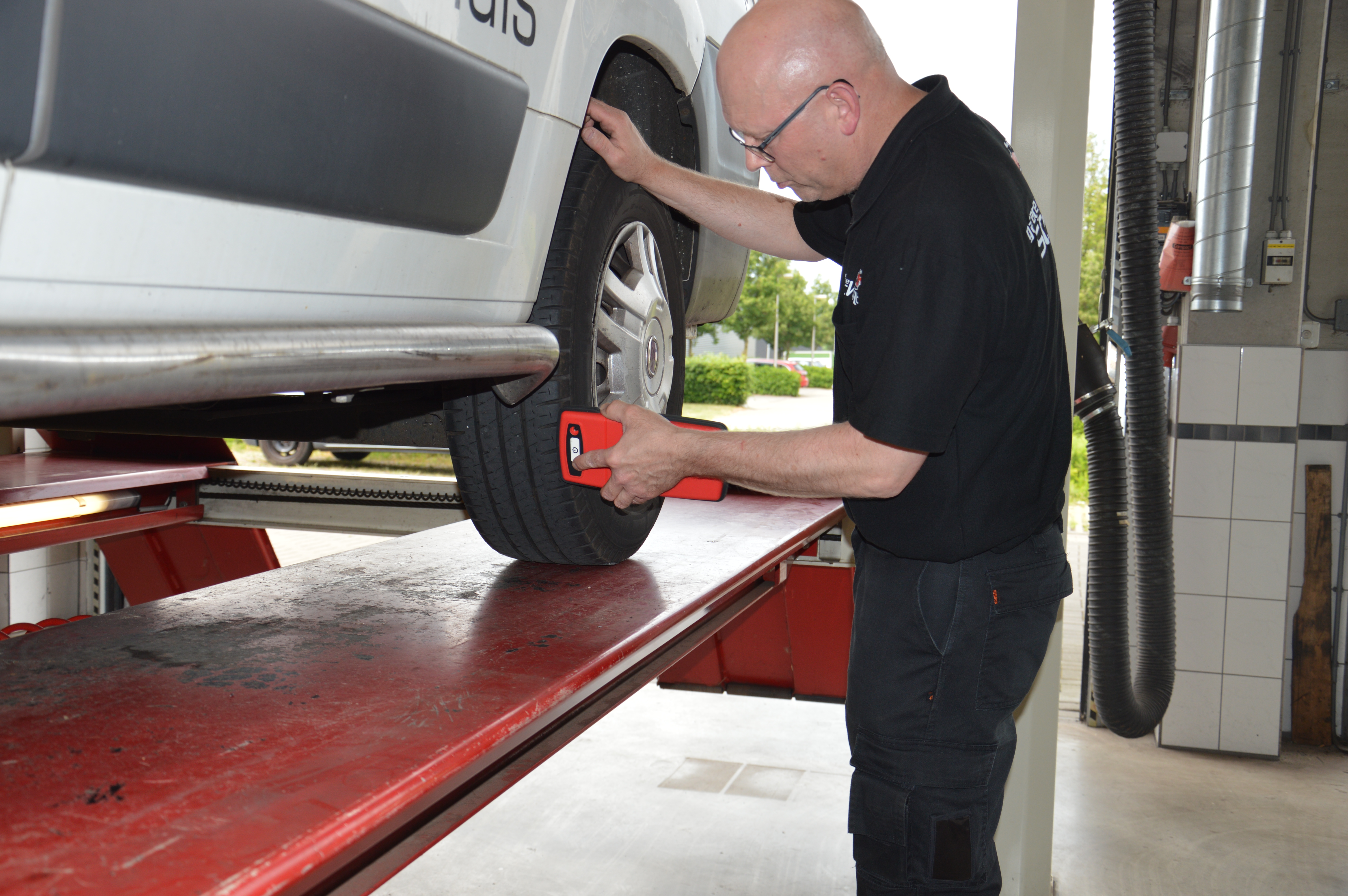 “Slijtage-onderdelen moet je aantoonbaar objectief beoordelen”, zegt Maurits Golüke van CBX. Dat kan met een teststraat met een olietestsysteem of met deze Groove Glove-bandenscanner.