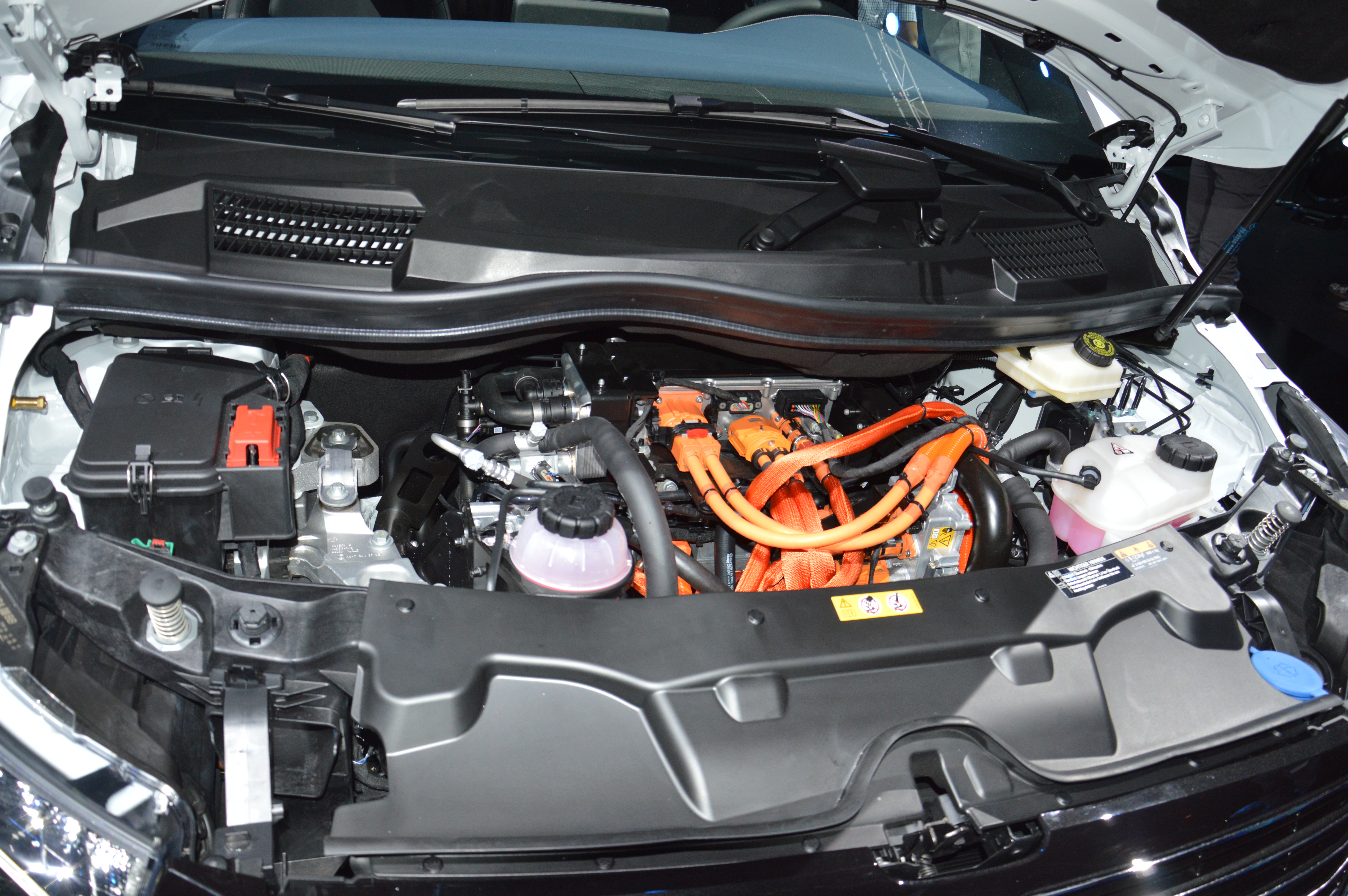 De EQV rolt van de band tussen de reguliere Vito’s en V-klasses. Diep verscholen onder de motorkap vind je de 150 kW e-motor en de eentrapstransmissie. De onderdelen die voor warmte en koelte moeten zorgen nemen een veel prominentere plaats in.