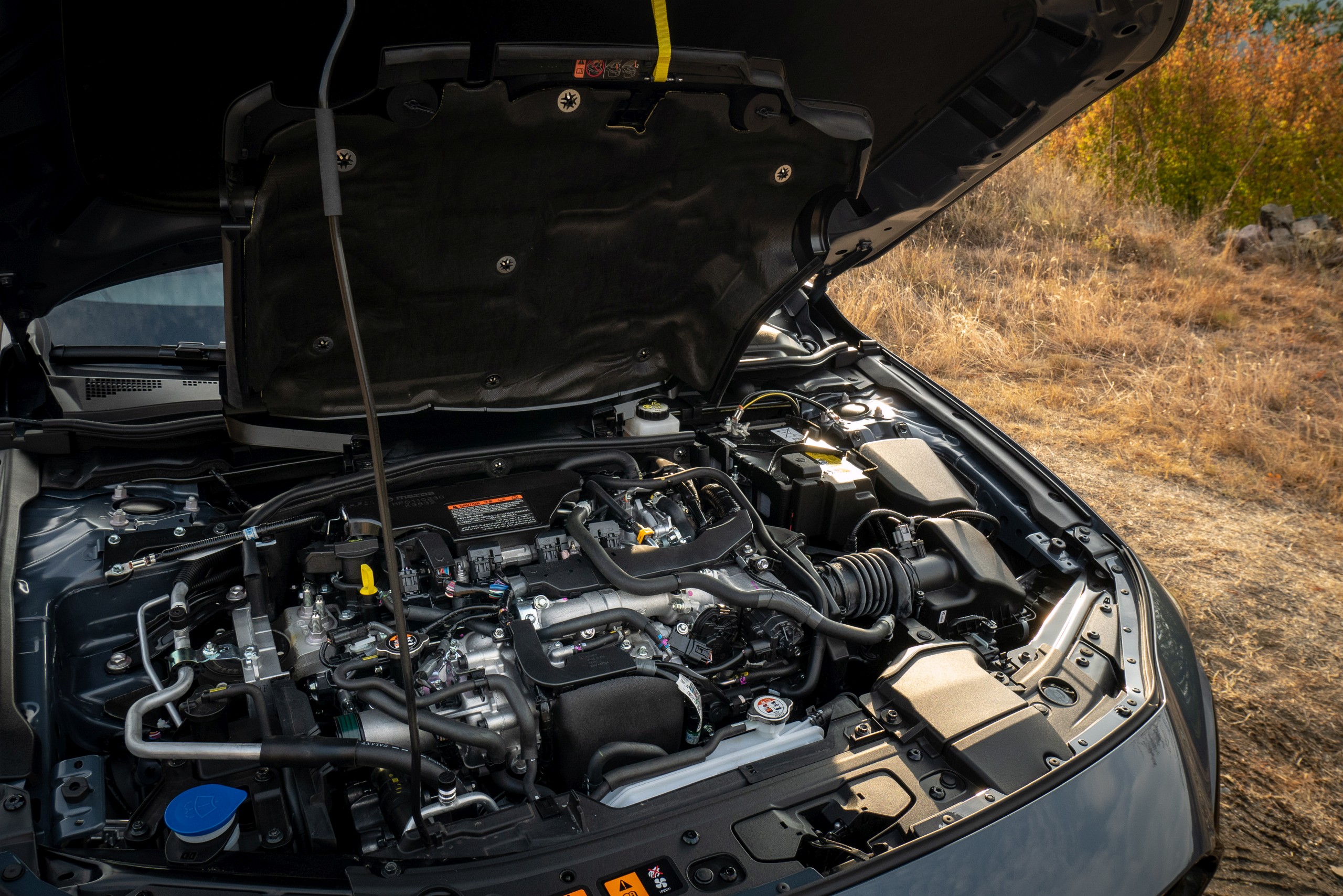 Bijzonder: een dubbele motorkap. Zo blijven vocht en stof buiten.