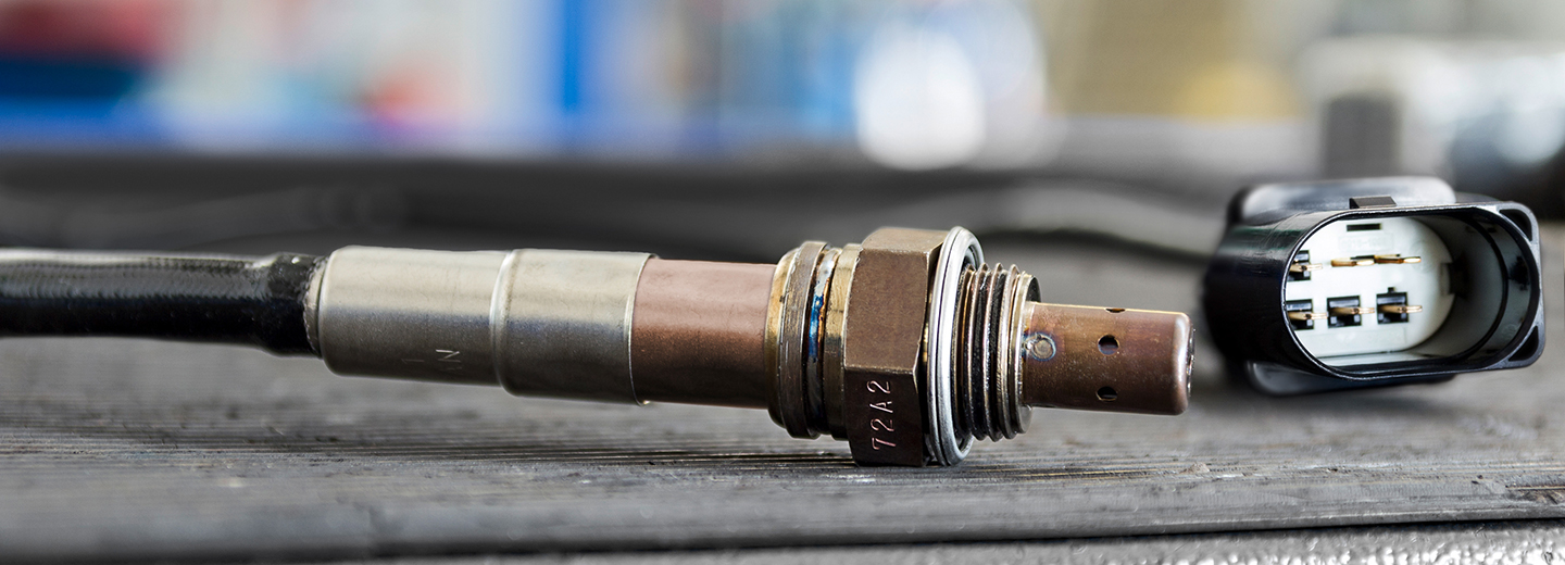 De lambdasensor, vaak onnodig vervangen, soms blijft ie te lang zitten. NGK/NTK helpt bij de diagnose.