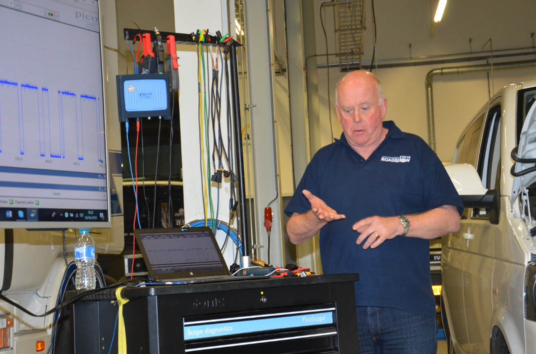 Pico-trainer Phill Rutt toont de vele accessoires bij de PicoScope, variërend van allerlei naalden, clips en kabeltjes, break-outbox, drukomzetter, ampèretangen, externe zekeringen en nog veel meer. En let op, dat zit niet weggeborgen in een koffer, maar is direct onder handbereik op zijn gereedschapkar.