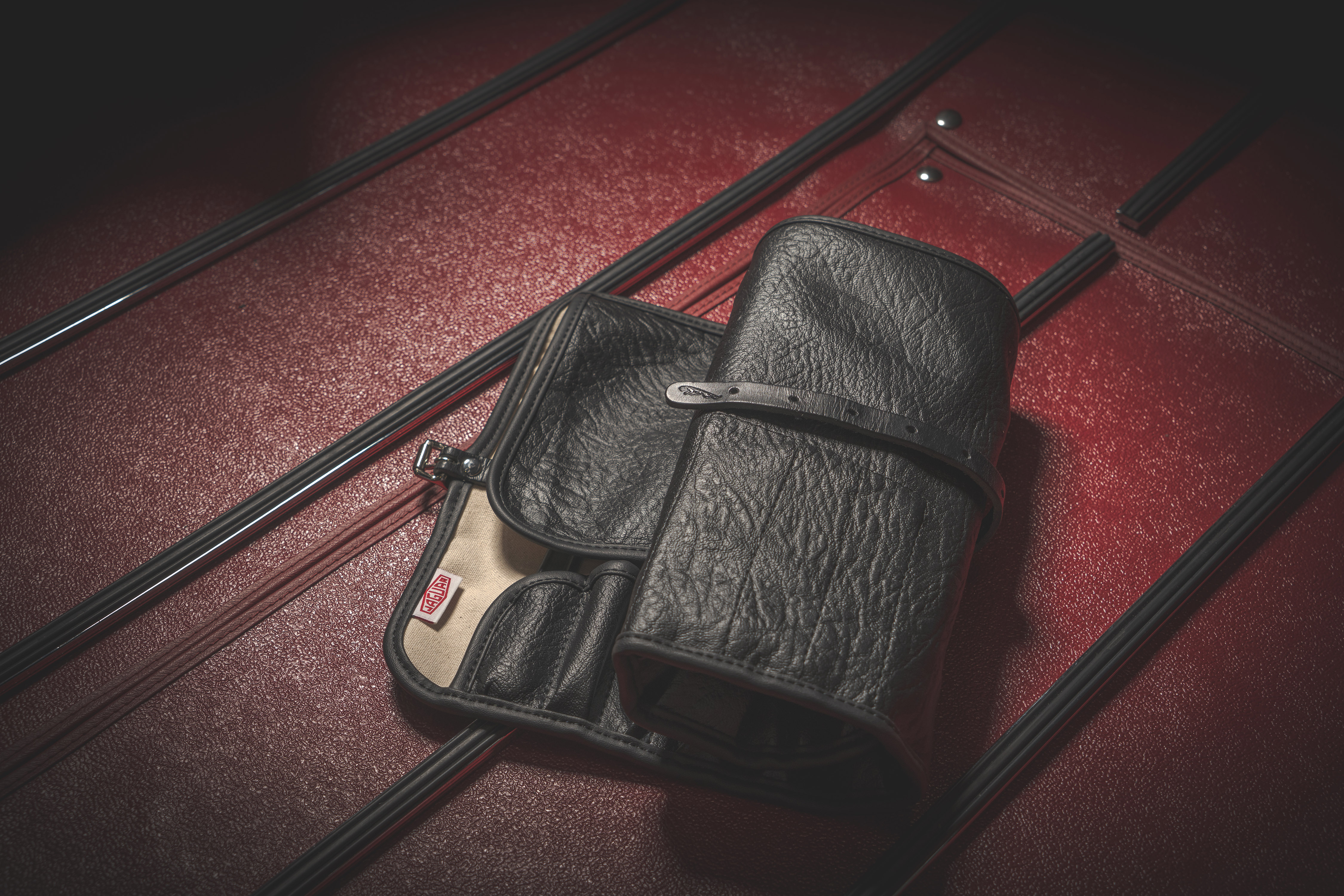 Een origineel setje boordgereedschap mag dan 5.000 pond kosten, als je het zo ziet is £ 732,- (excl. £ 54,68 bezorgkosten) voor een replicasetje toch ook best aan de prijs.