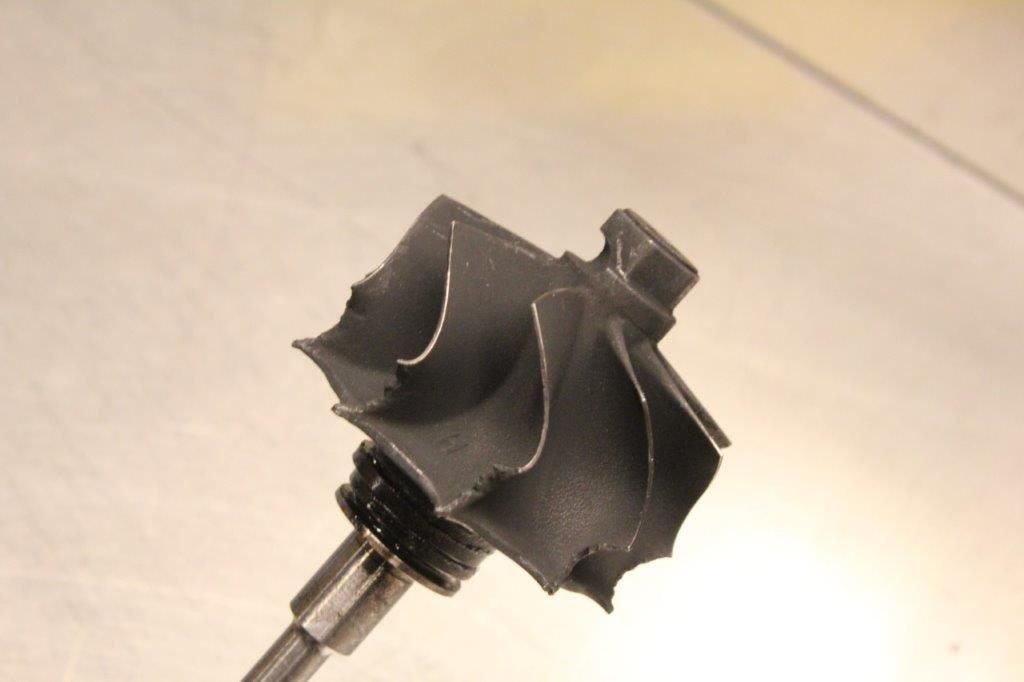 Als je turboschade hebt gehad, pas dan een systematische aanpak toe om elk component te demonteren en te reinigen.