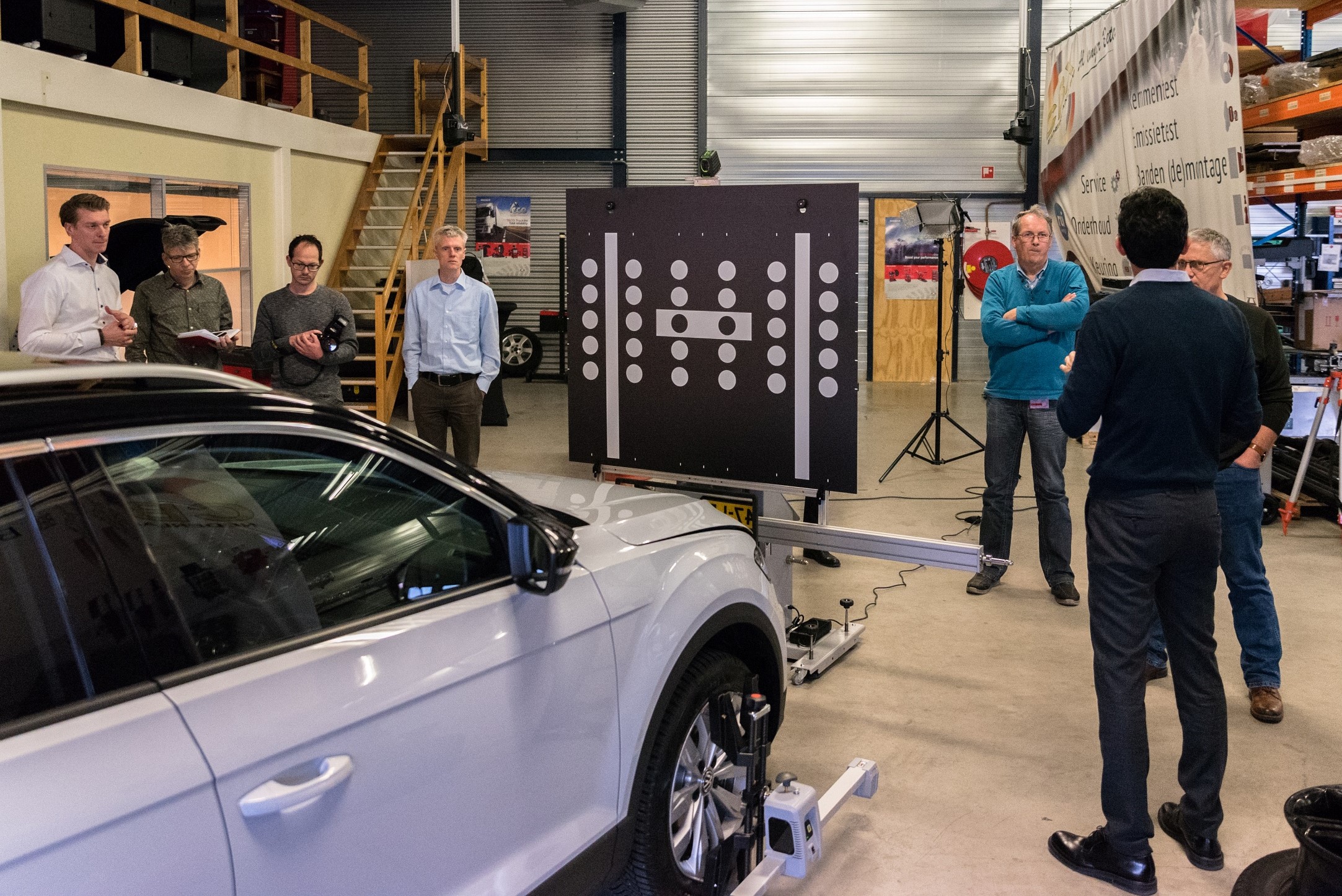 De grote kalibratietargets, ook wel ballenborden genoemd, zijn bedoeld voor kalibratie van de (front)camera van een rijhulpsysteem.